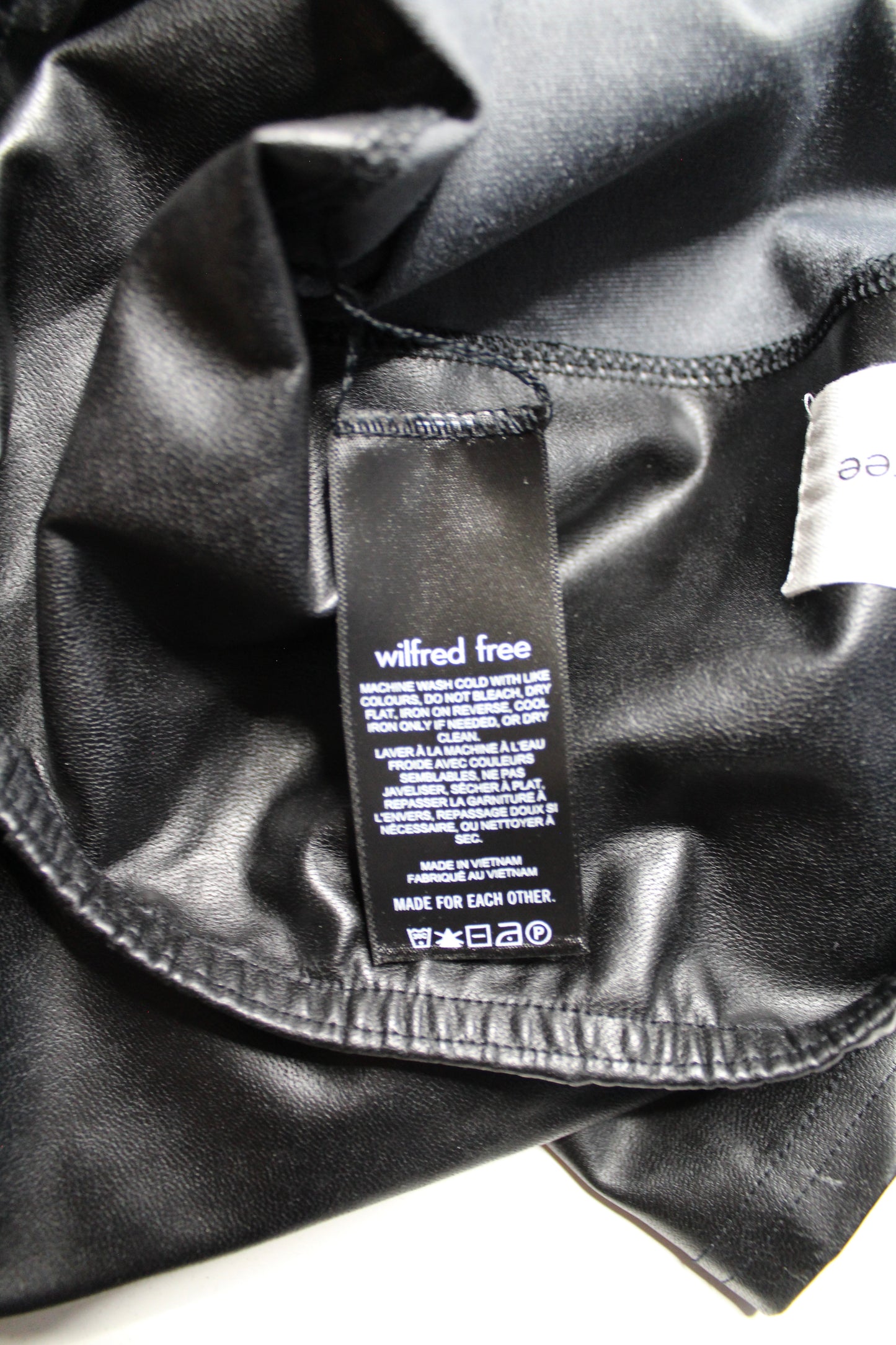 Aritzia Wilfred Free black 'daria' faux leather legging, size medium *full length