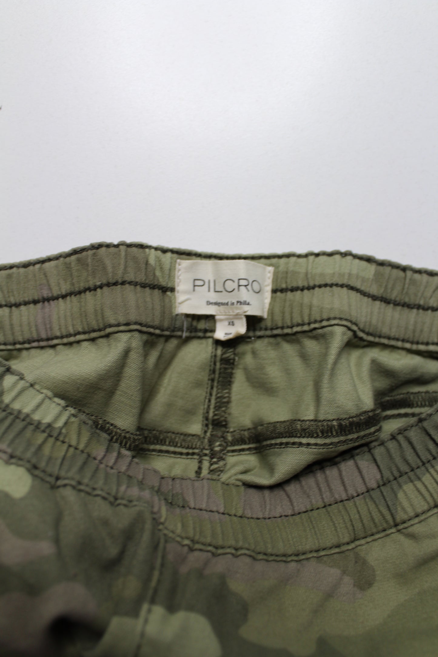 Gap elastic waist green camo barrel leg jeans, size xs (oversized) Fits like loose small