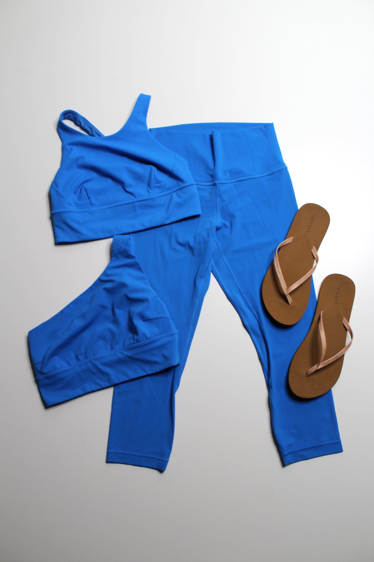 Lululemon poolside ‘align’ crop leggings, size 6 (21”)