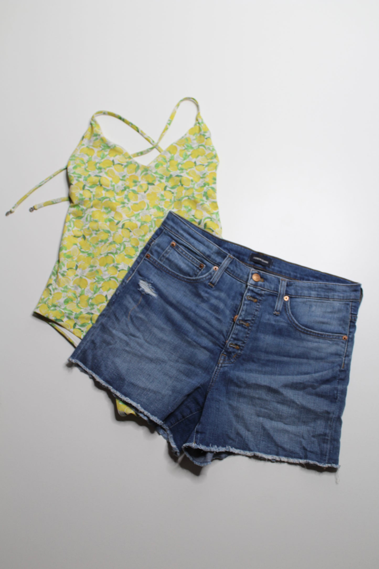 Lululemon yellow/lemons ‘weave the waves’ one piece swimsuit, no size. Fits between 6/8