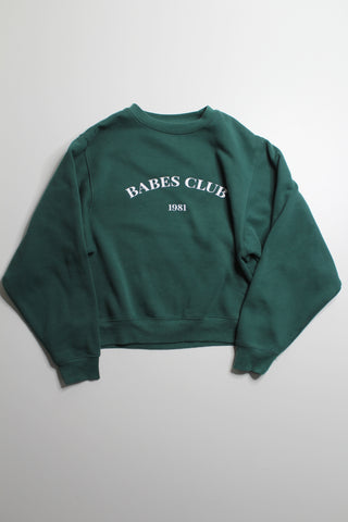 Brunette the label green ‘BABES CLUB 1981’ best friend sweater, size M/L