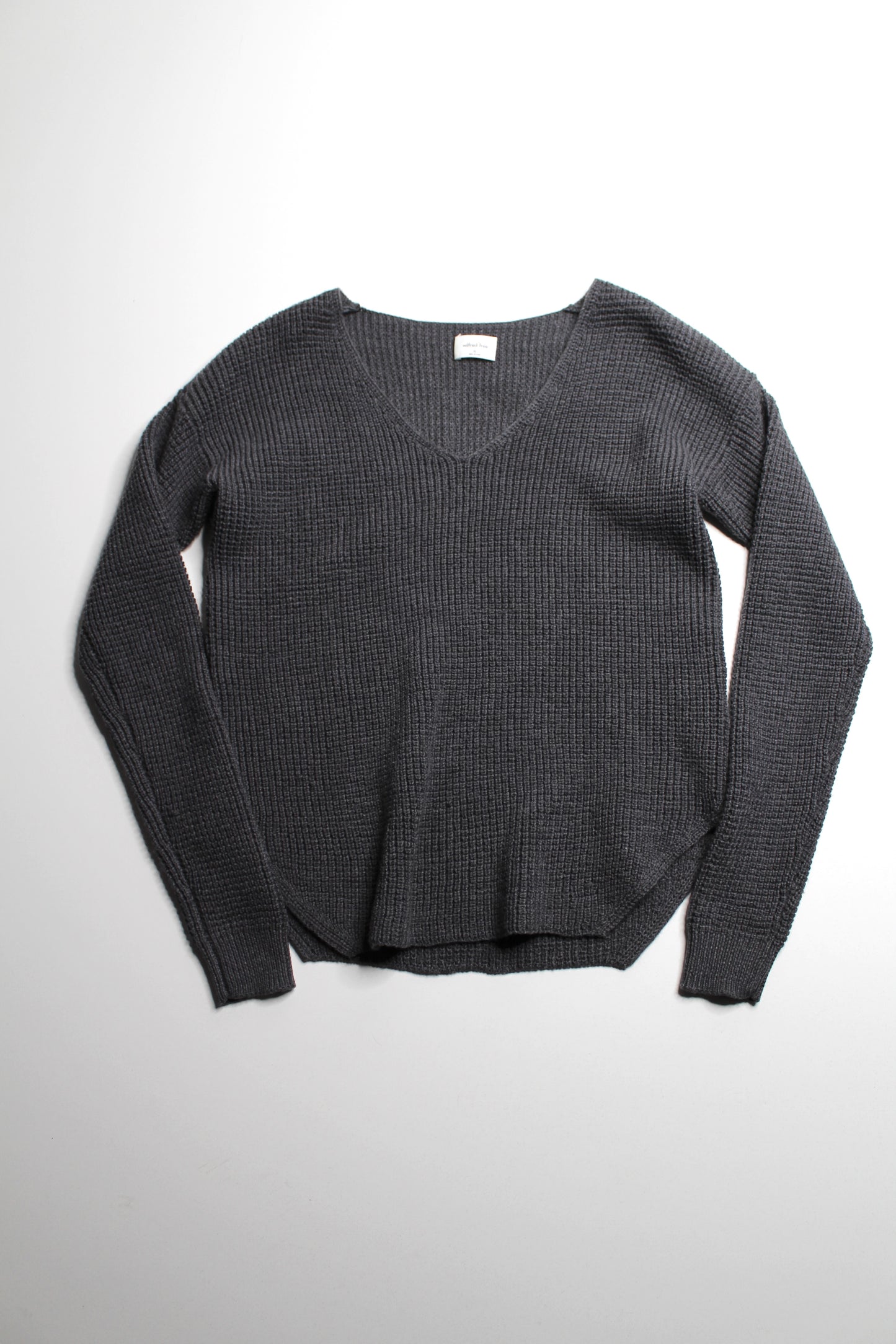 Aritzia Wilfred Free dark grey v neck knitted sweater, size xs