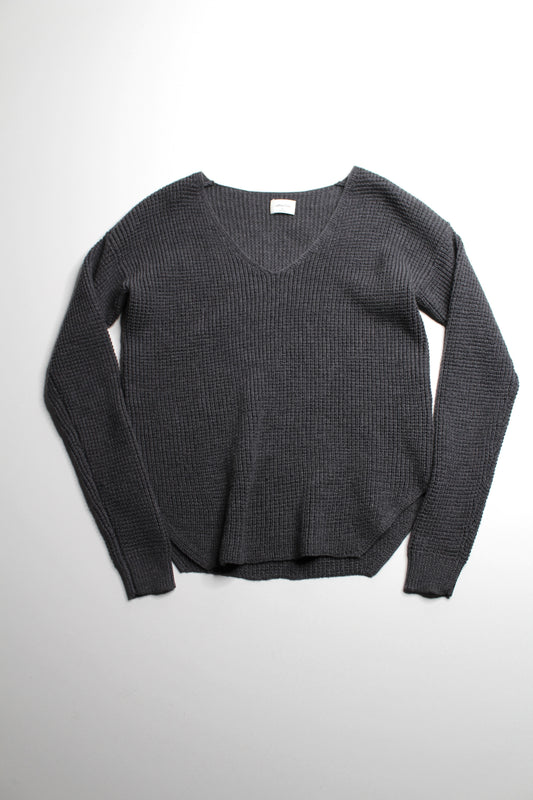 Aritzia Wilfred Free dark grey v neck knitted sweater, size xs