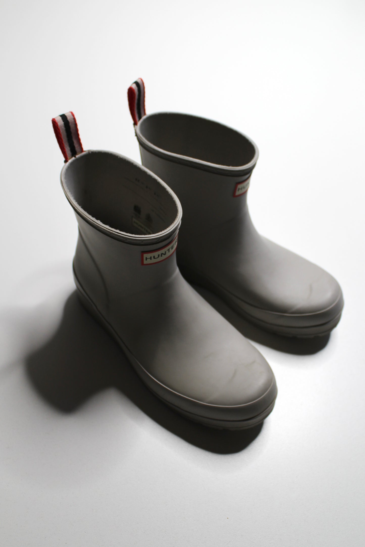 Hunter matte light grey ‘short play’ rain boot, size 39 (size 8)