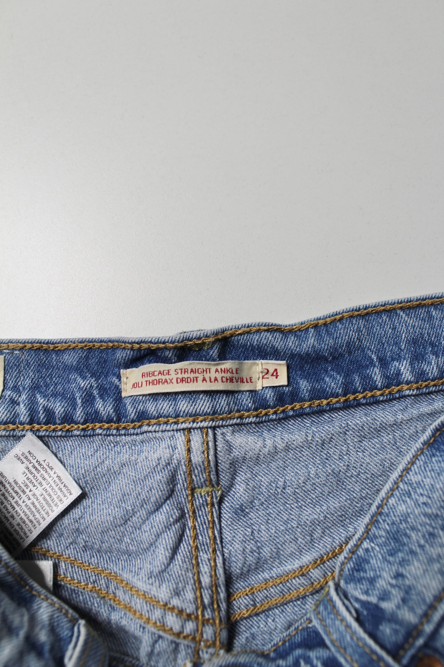 Levis ‘ribcage straight ankle’ jeans, size 24 (26”)