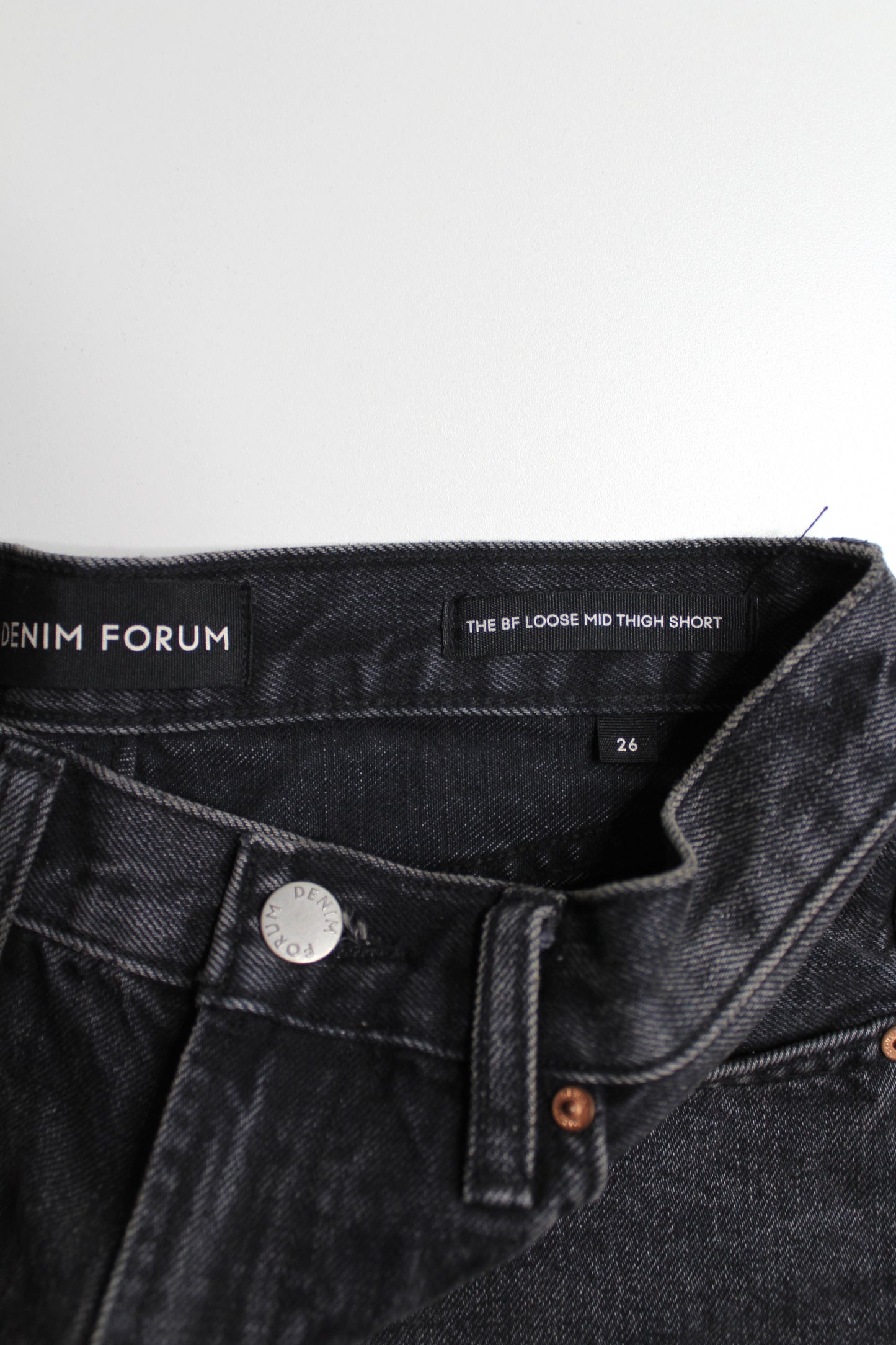 Aritzia Denim Forum black ‘boyfriend loose mid thigh’ jean shorts, size 26