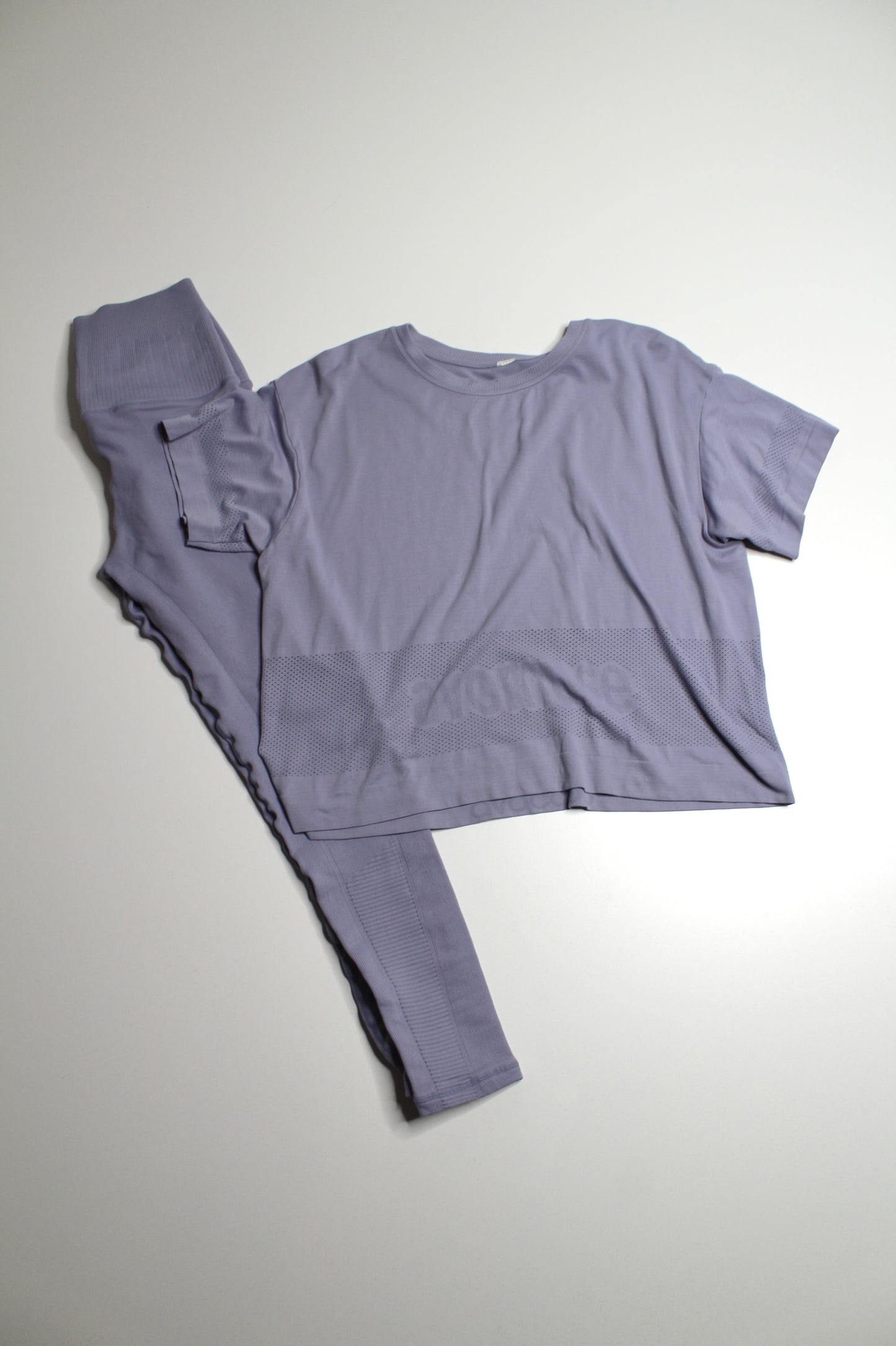 STYLE BOX Avocado lilac fog seamless leggings + t shirt SET, size small (includes 2 pieces)