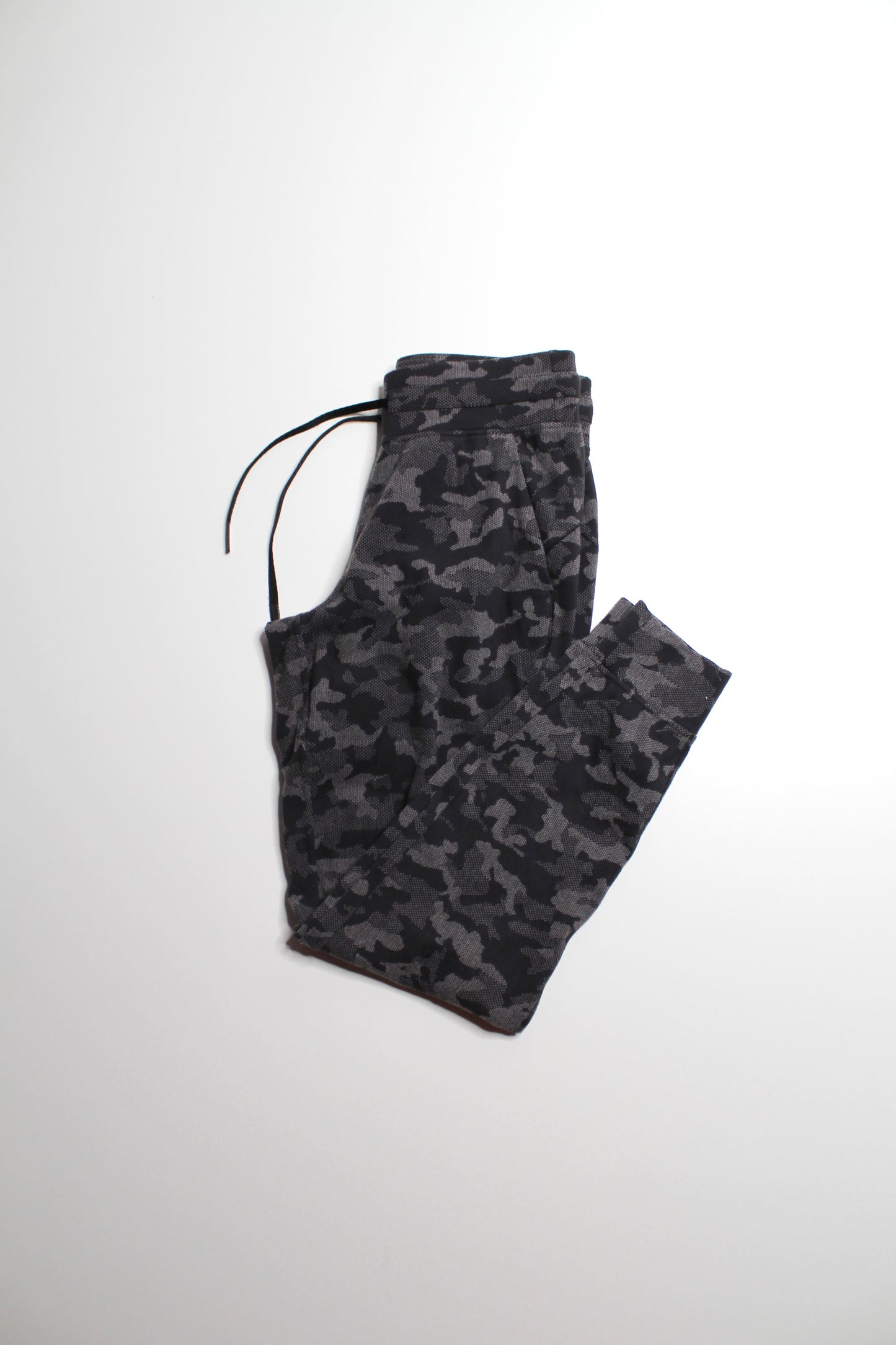 Lululemon heritage camo jacquard black lunar rock 'ready to rulu' jogger, size 6 (28.5")