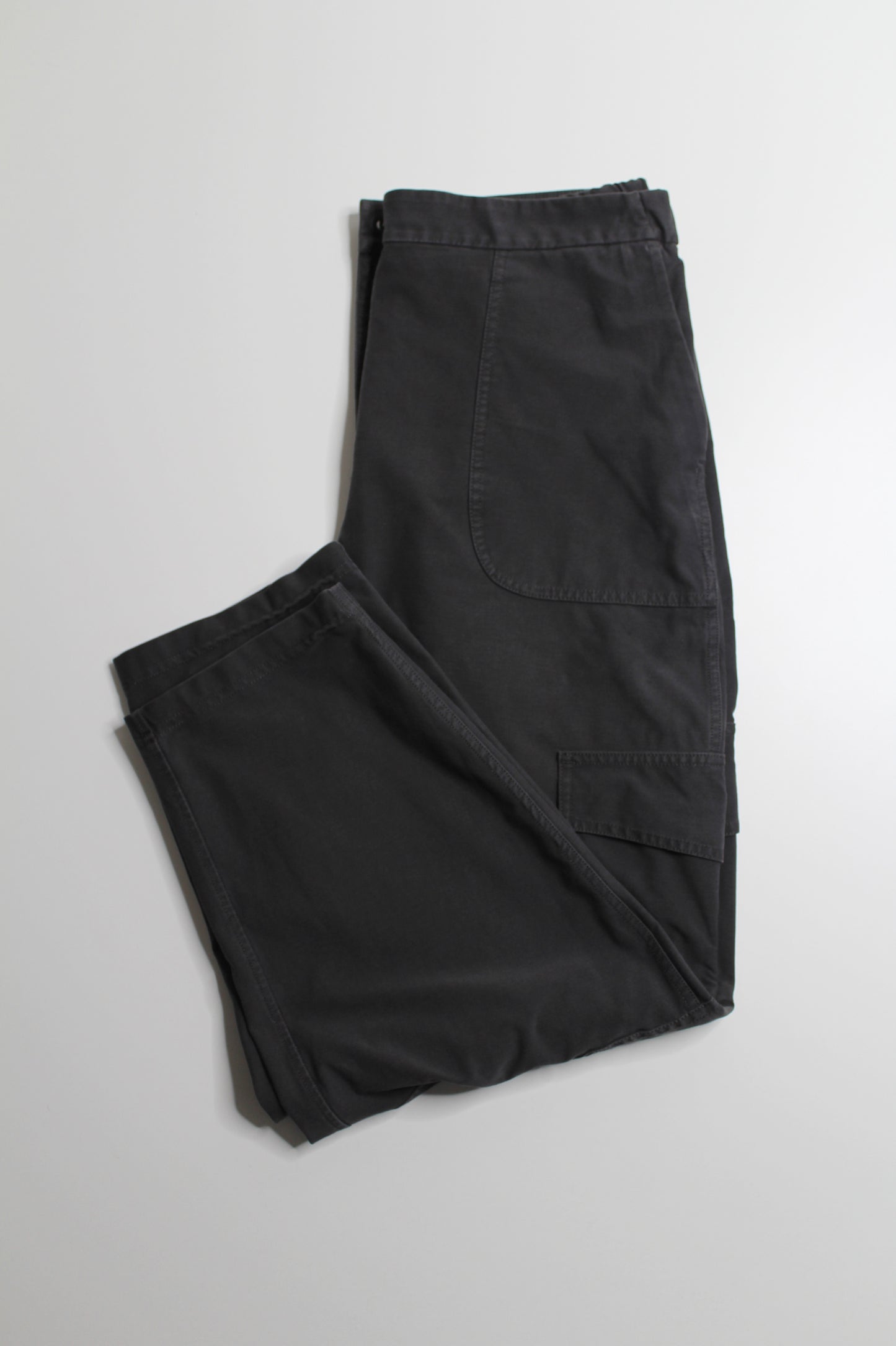 Lululemon graphite grey ‘light utilitech cargo pocket high rise’ pant, no size, fit like size 8 (loose fit)