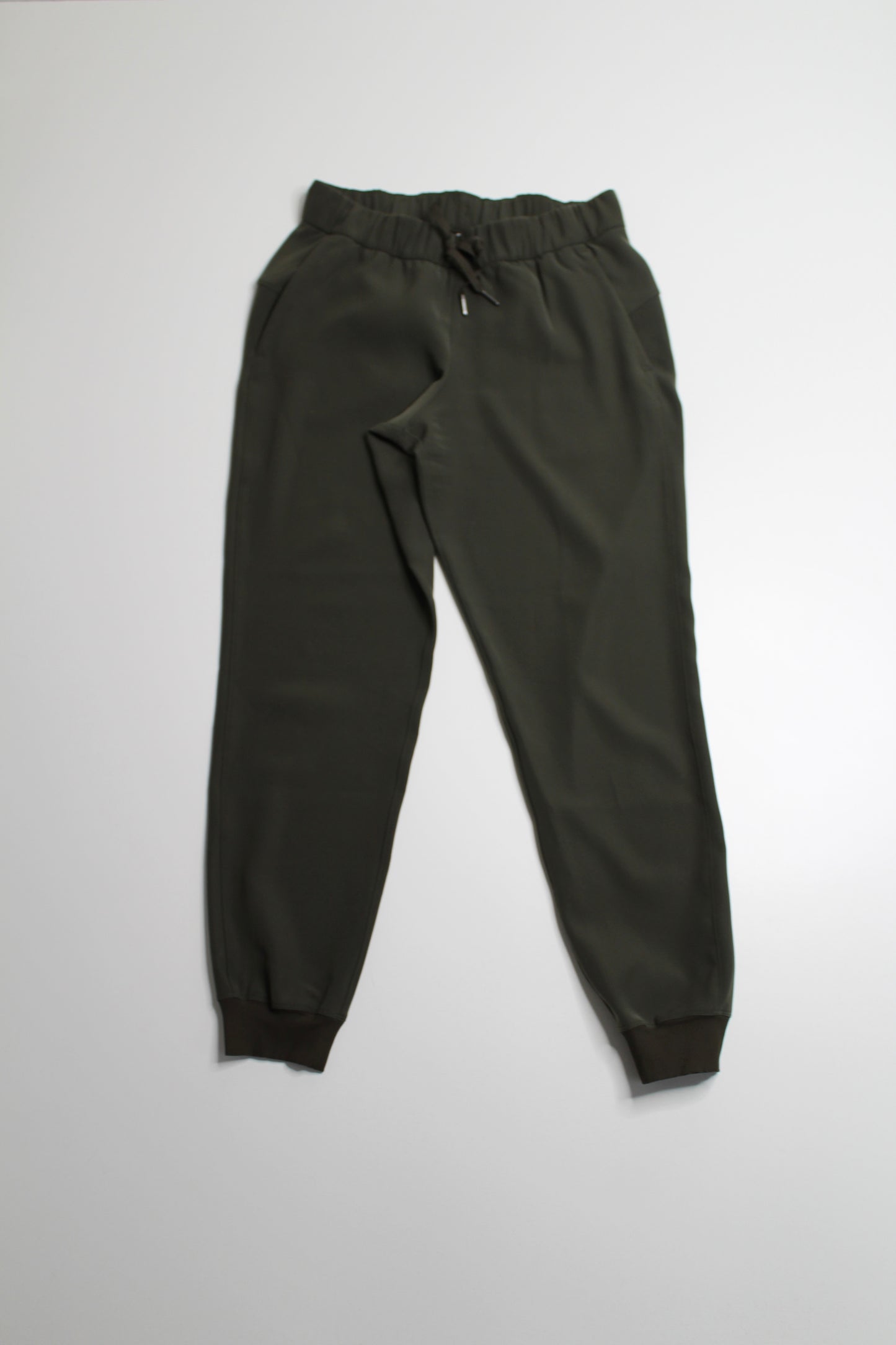 Lululemon dark olive ‘on the fly’ joggers, size 6 *woven