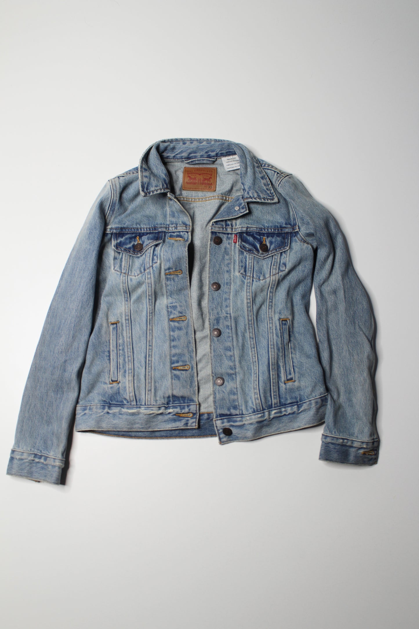 Levi’s boyfriend style trucker jean jacket, size xs (relaxed fit)