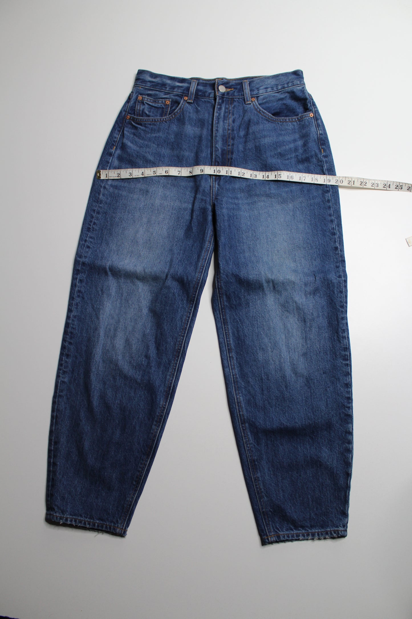Aritzia Denim Forum high rise ‘Gia carrot’ jean, no size. Fits like 28 (28L)