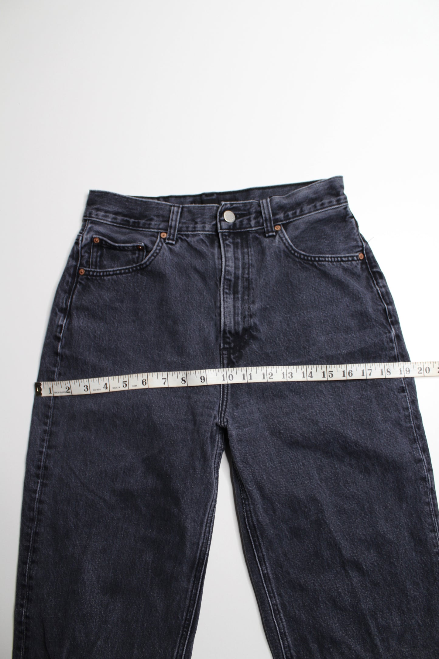 Aritzia Denim Forum black wash high rise ‘Gia carrot’ jean, size 27 (28L)