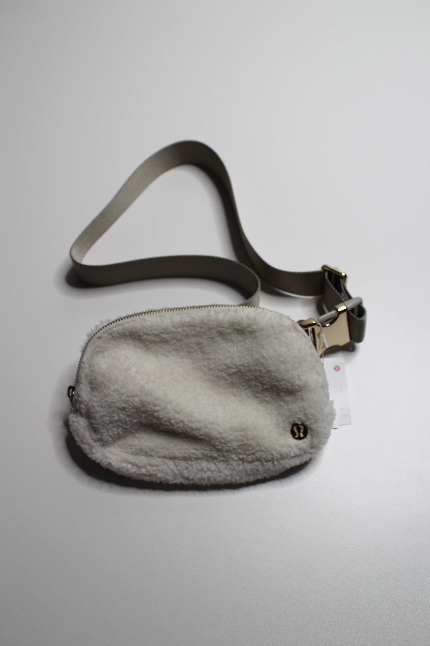Lululemon light ivory 'everywhere fleece' belt bag *1L *new with tags