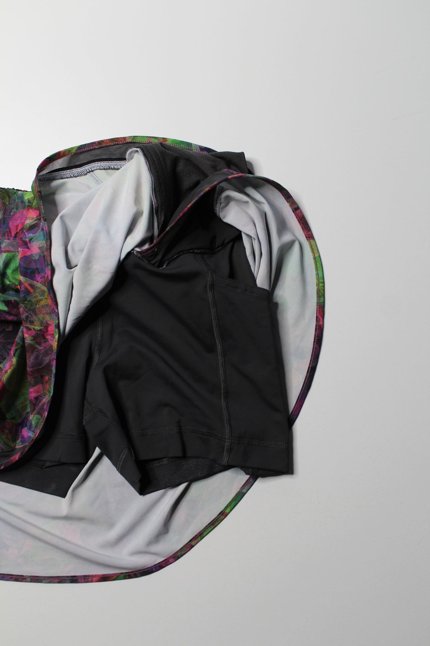 Lululemon ‘hotty hot’ skirt, size 6