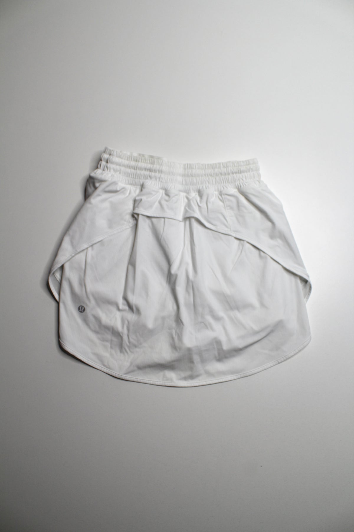 Lululemon white ‘hotty hot’ skirt, size 4