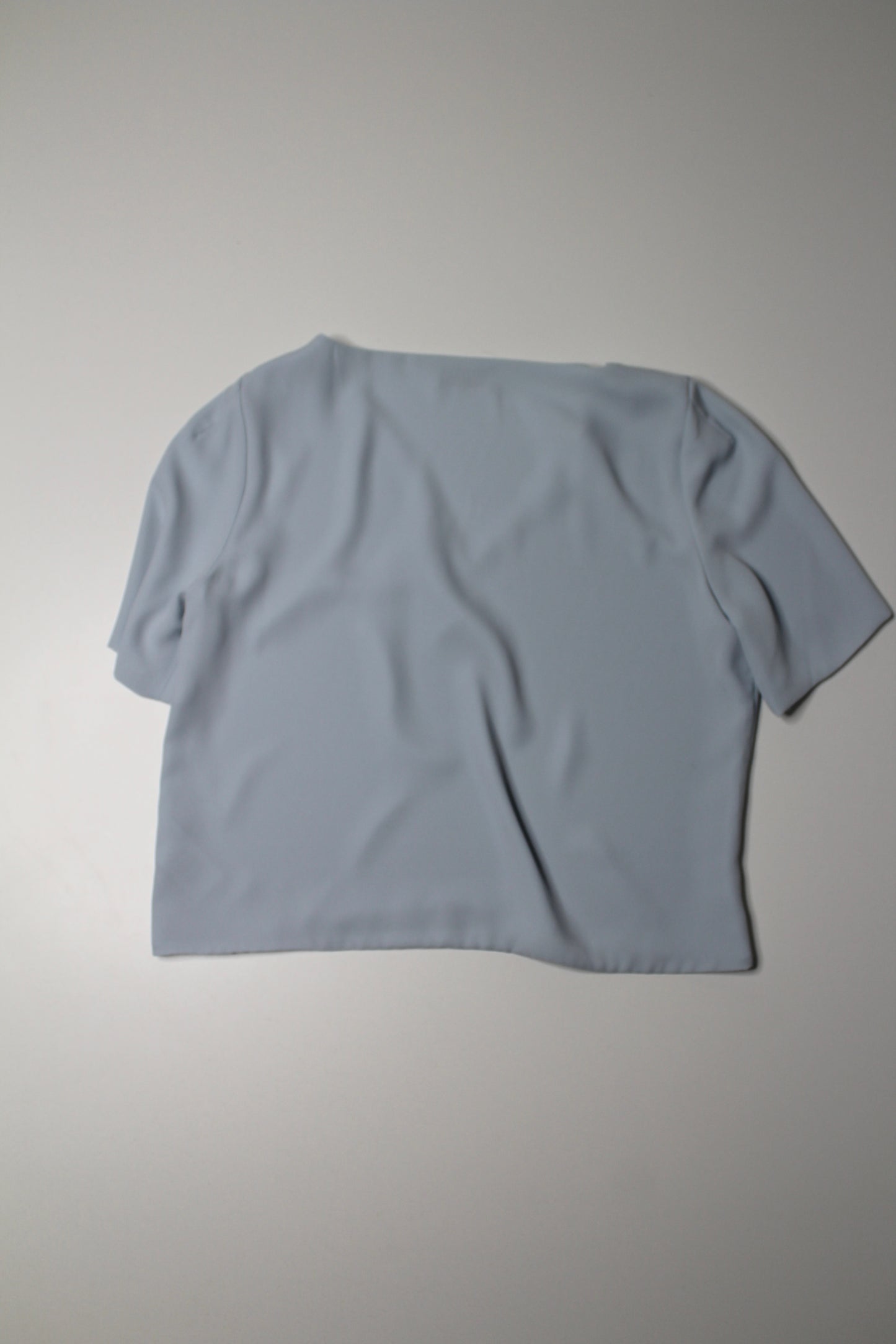 Aritzia babaton light blue ‘randy’ short sleeve blouse, size small