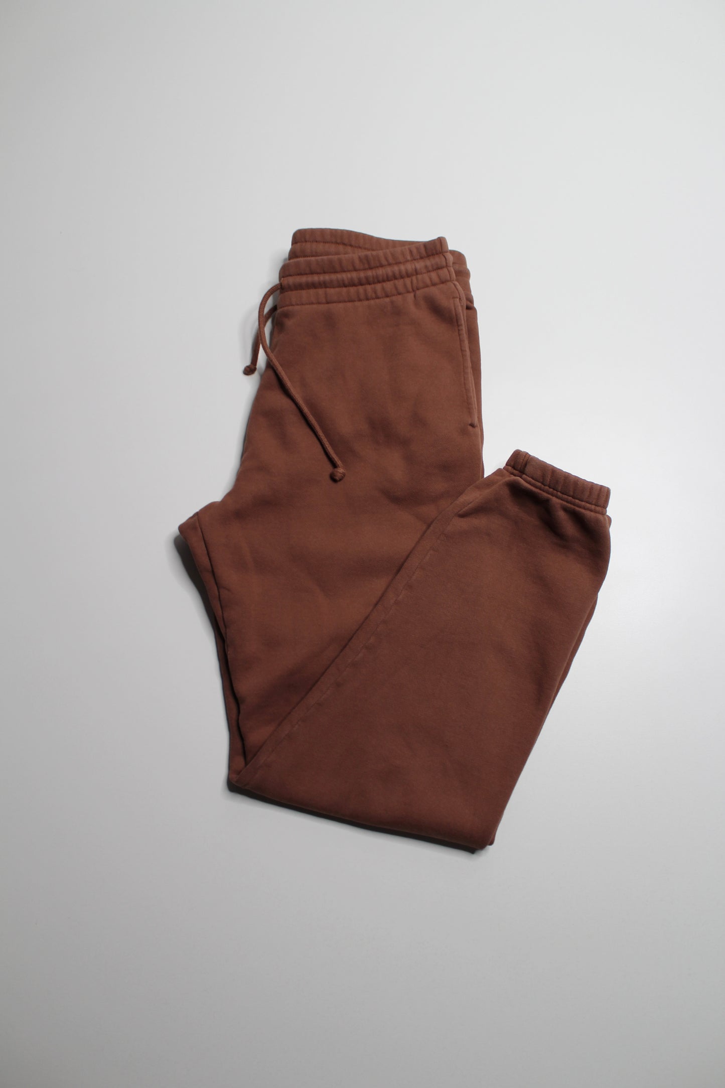 Aritzia TNA ‘perfect’ terra cotta brown joggers, size medium