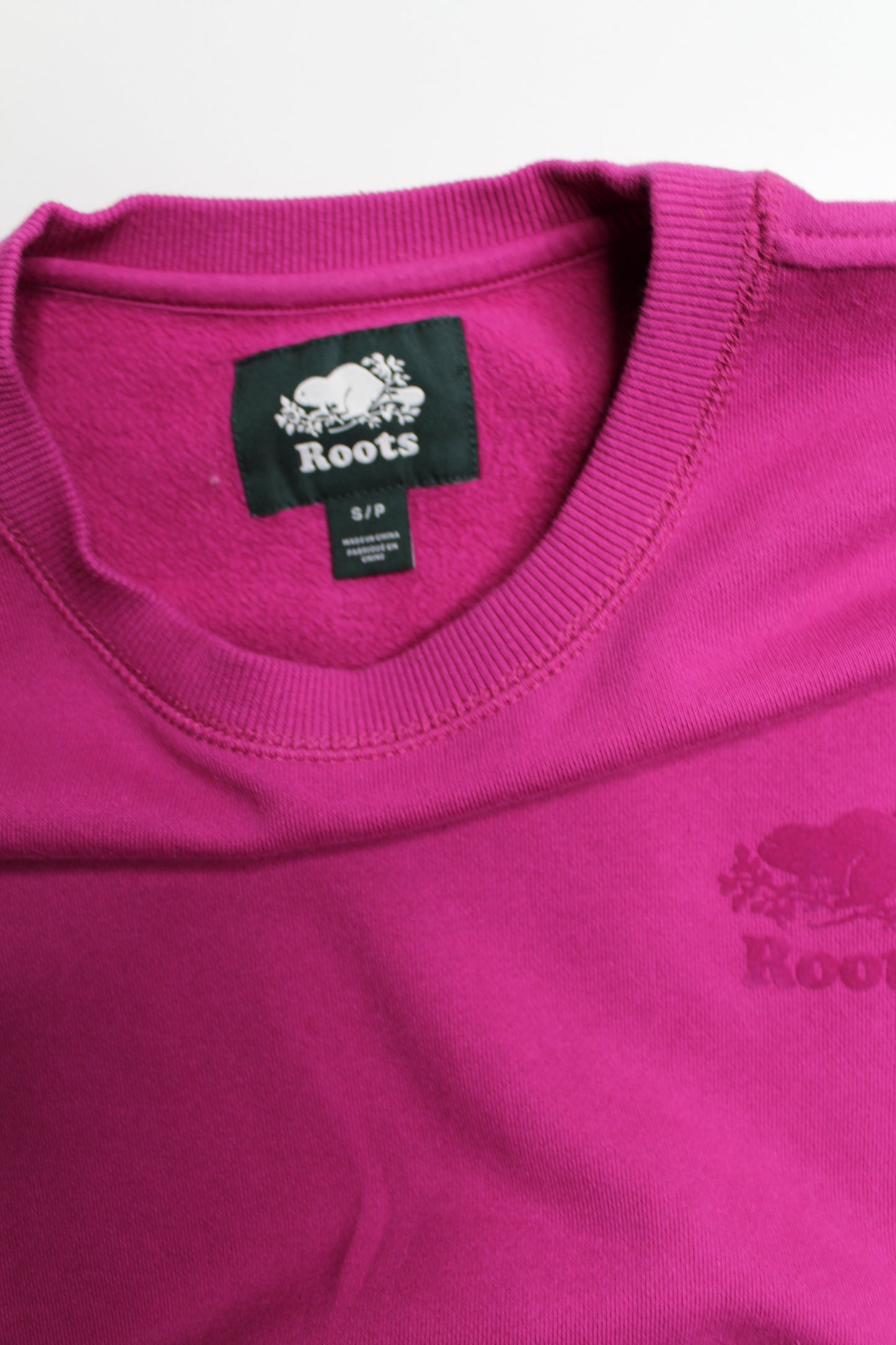 Roots fuchsia ‘cooper’ crewneck sweatshirt, size small (relaxed fit)