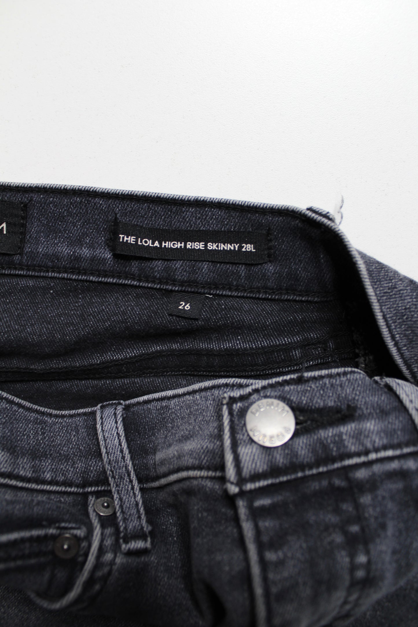 Aritzia Denim Forum black wash Lola skinny jeans, size 26