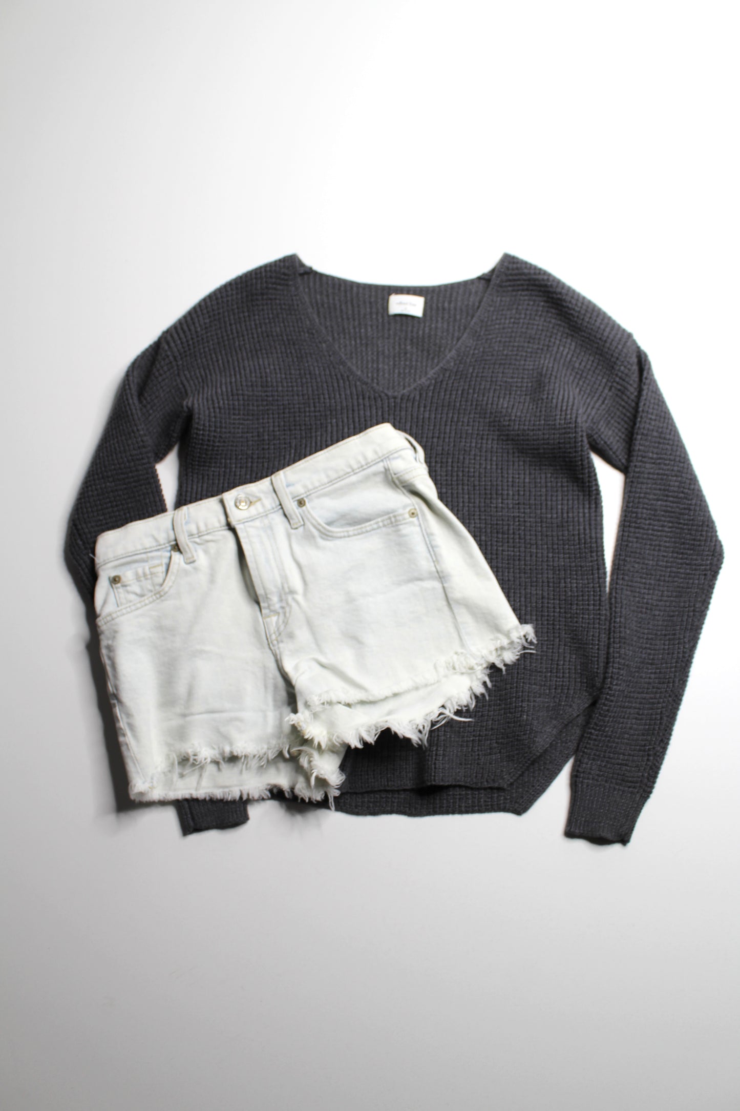 Aritzia Wilfred Free dark grey v neck knitted sweater, size xs