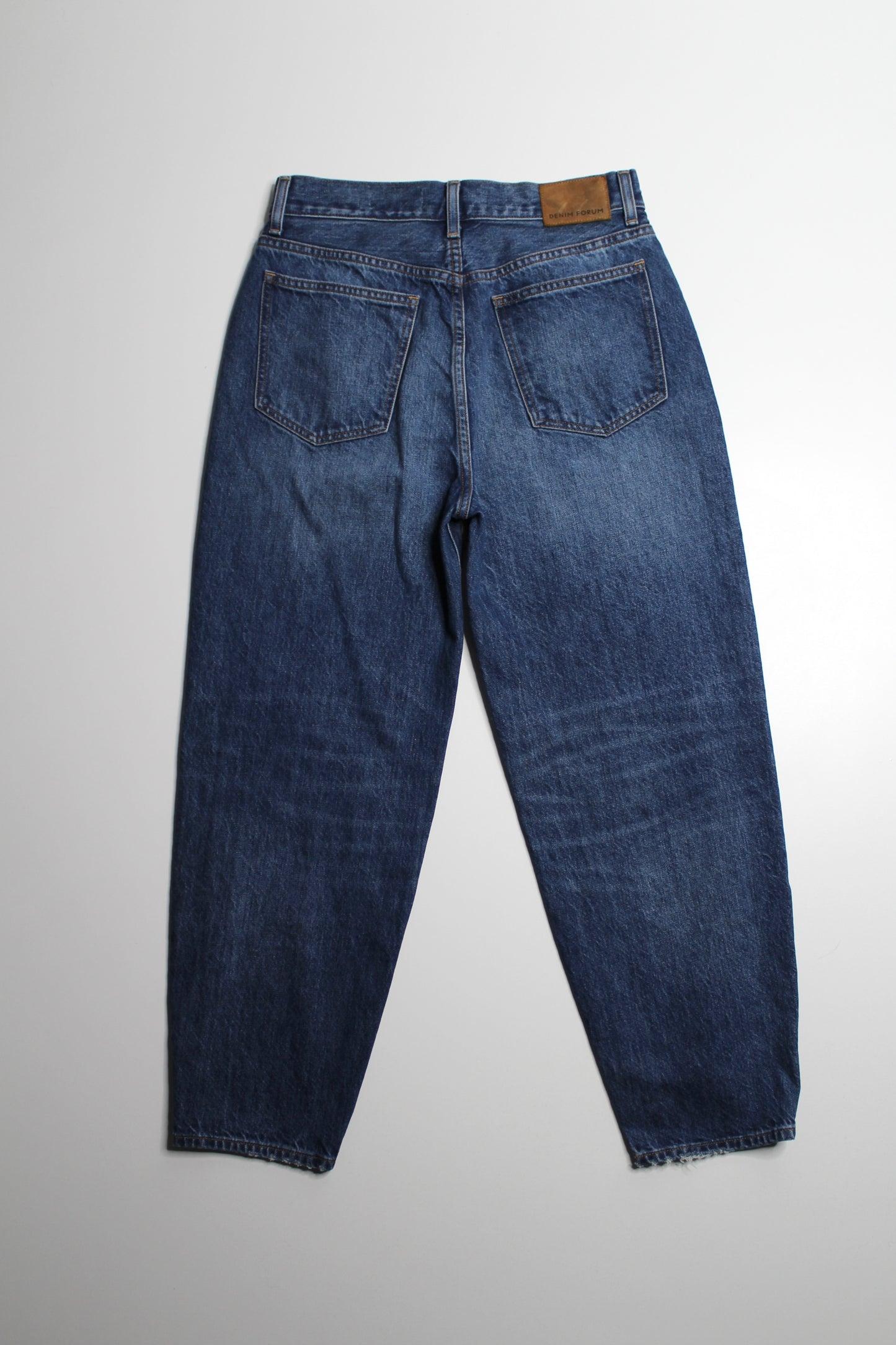 Aritzia Denim Forum high rise ‘Gia carrot’ jean, no size. Fits like 28 (28L)