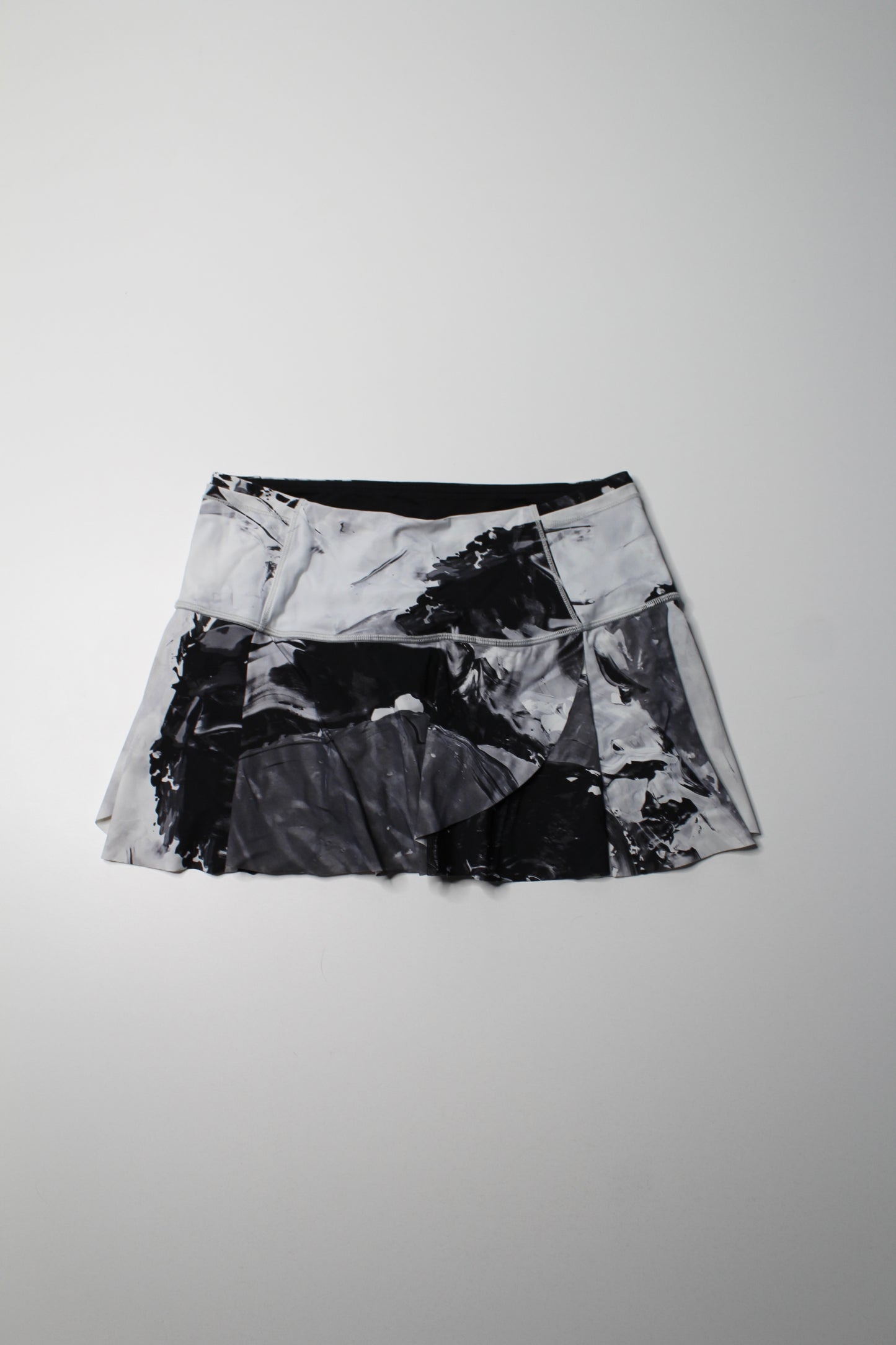 Lululemon biggie pigment wave white black ‘hit your stride’ skirt, size 6 (sale: was $30)