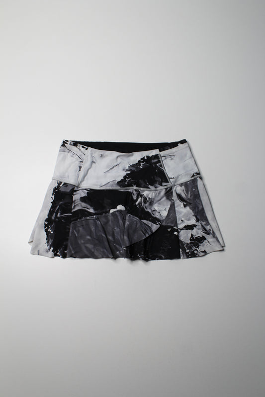 Lululemon biggie pigment wave white black ‘hit your stride’ skirt, size 6 (sale: was $30)