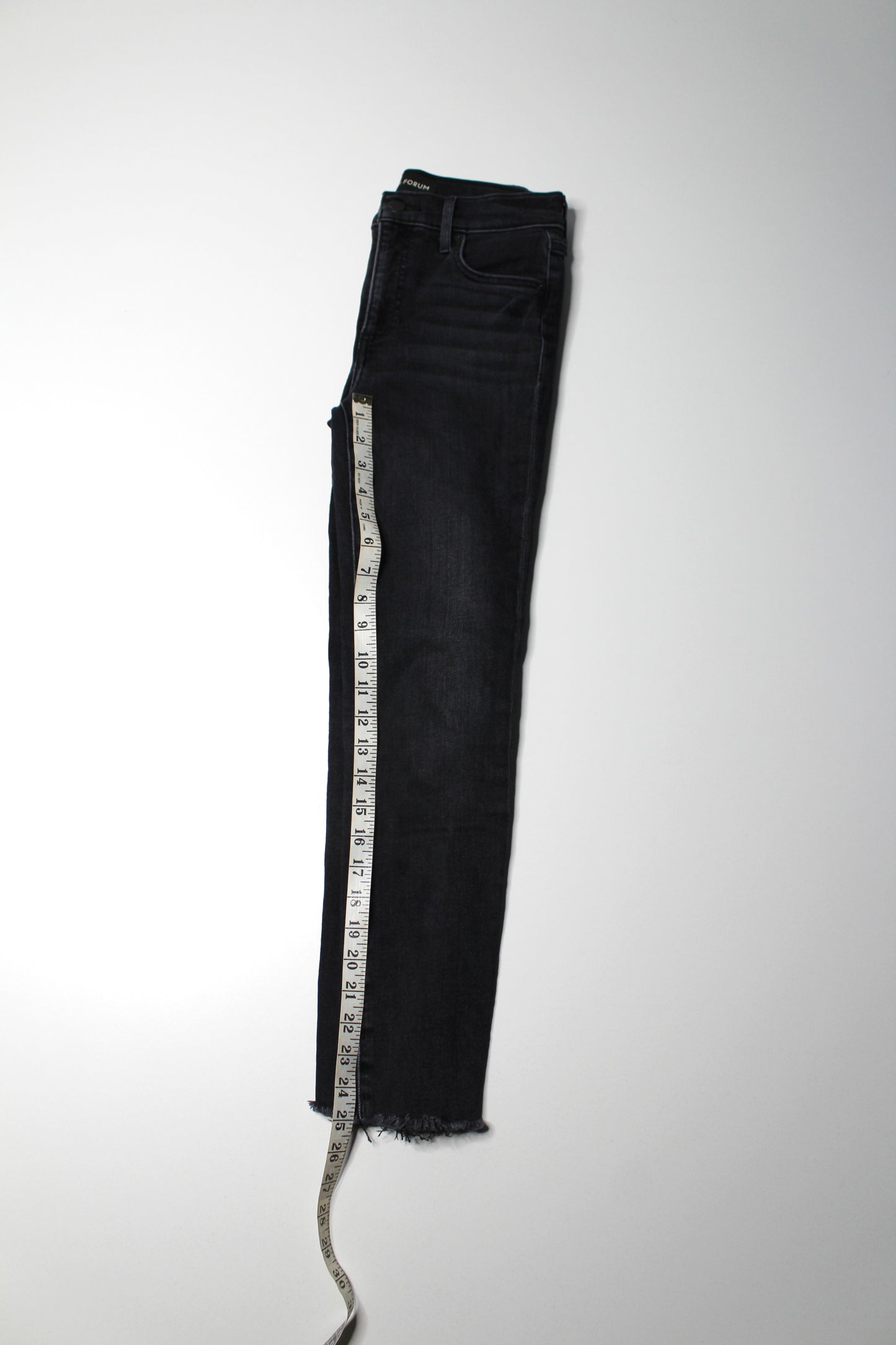 Aritzia Denim Forum black eyeliner ‘nico mid rise skinny crop’ jeans, size 26