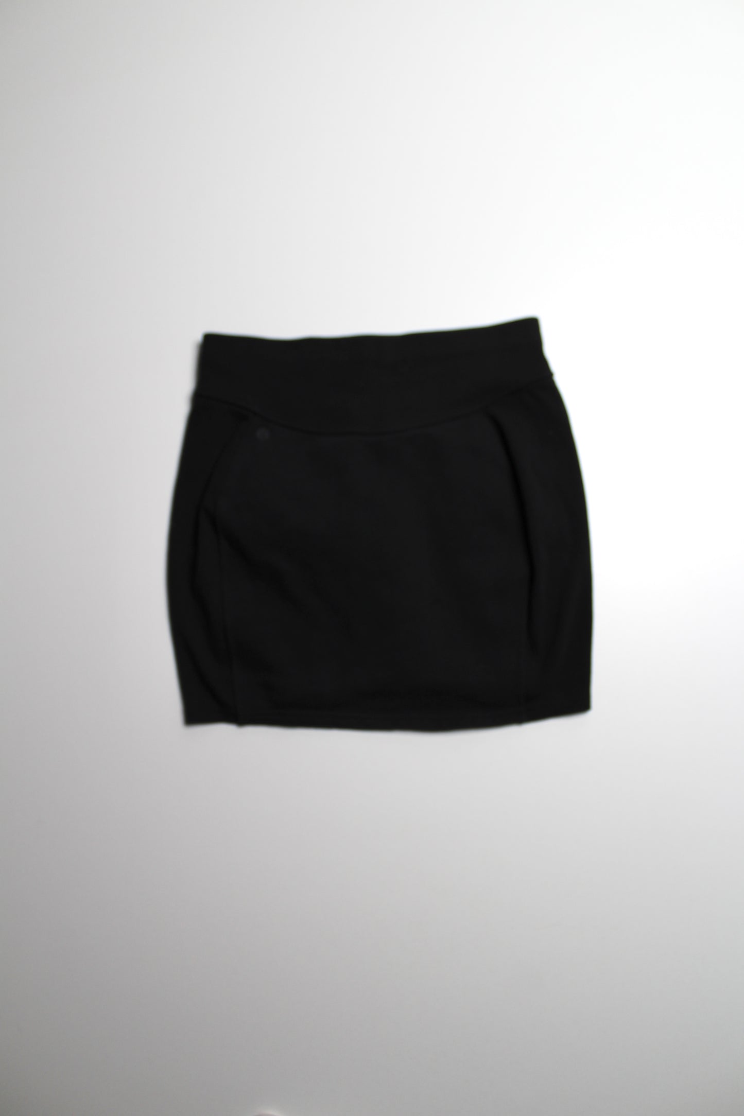 Lululemon black ‘scuba high rise mini’ skirt, size medium (fits 6/8)