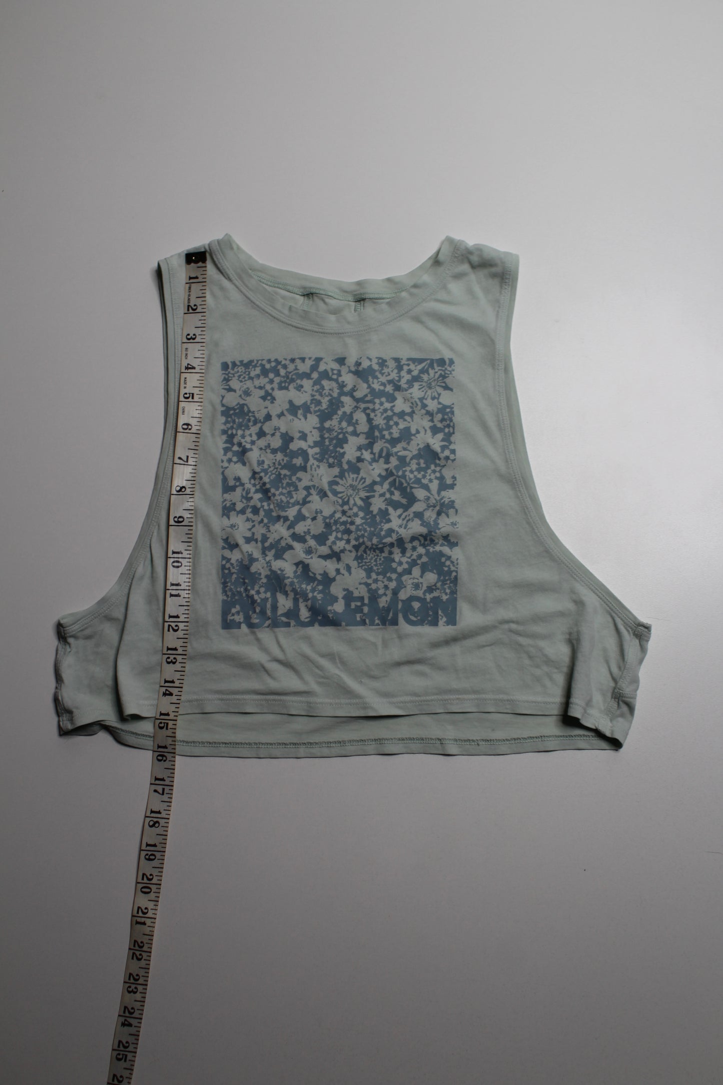 Lululemon cotton tank, no size. Fits like 6 (oversized) *flaw