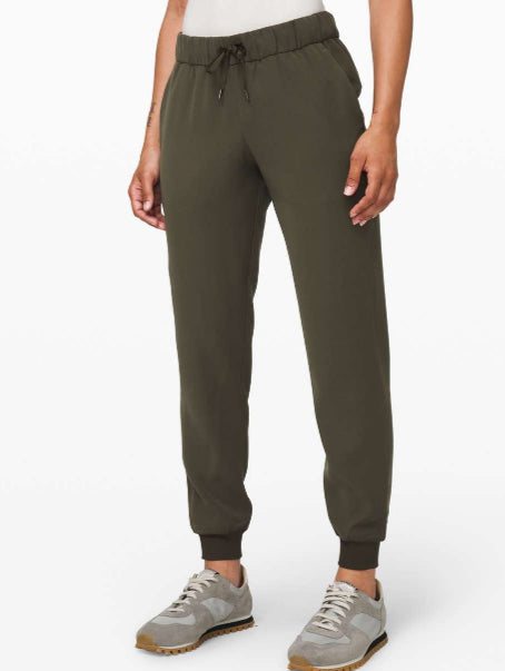 Lululemon dark olive ‘on the fly’ joggers, size 6 *woven