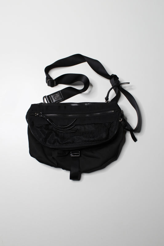 Lululemon black ‘go lightly’ crossbody bag