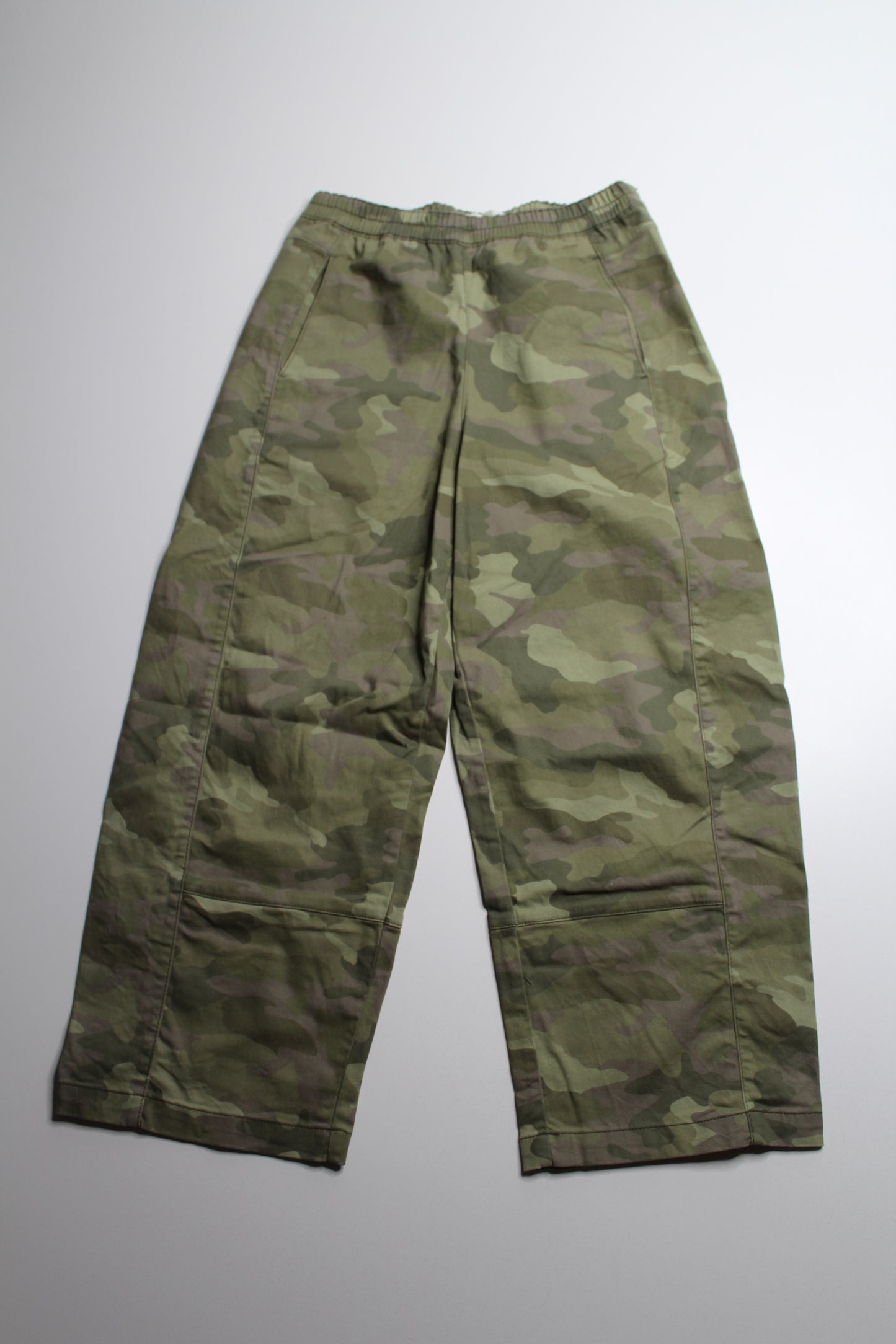 Gap elastic waist green camo barrel leg jeans, size xs (oversized) Fits like loose small