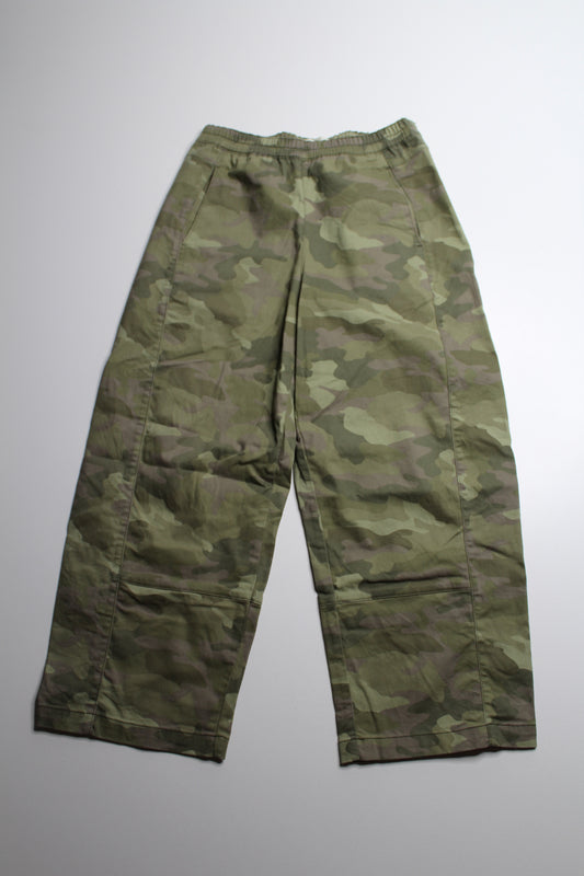 Gap elastic waist green camo barrel leg jeans, size xs (oversized) Fits like loose small