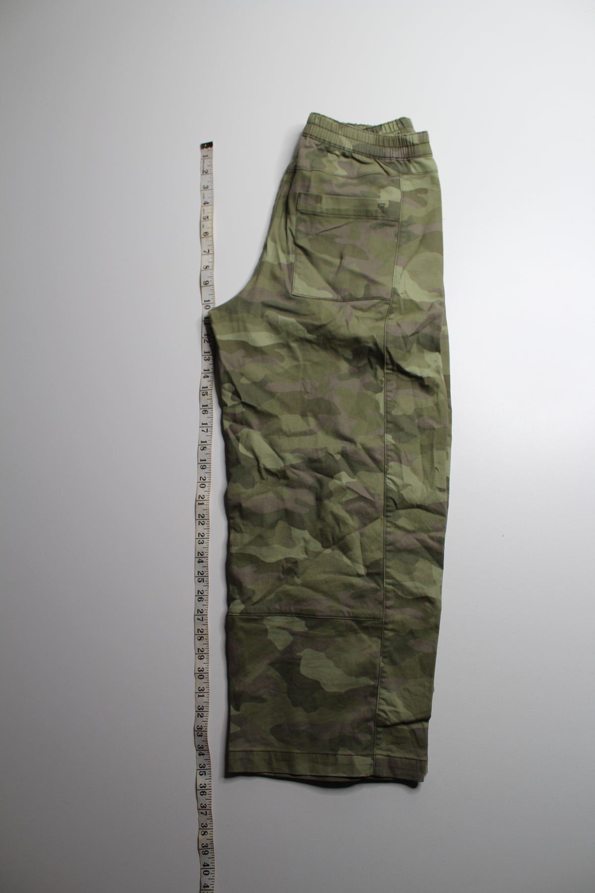 Anthropologie Pilcro green camo elastic waist barrel leg jeans, size xs (oversized) Fits like loose small