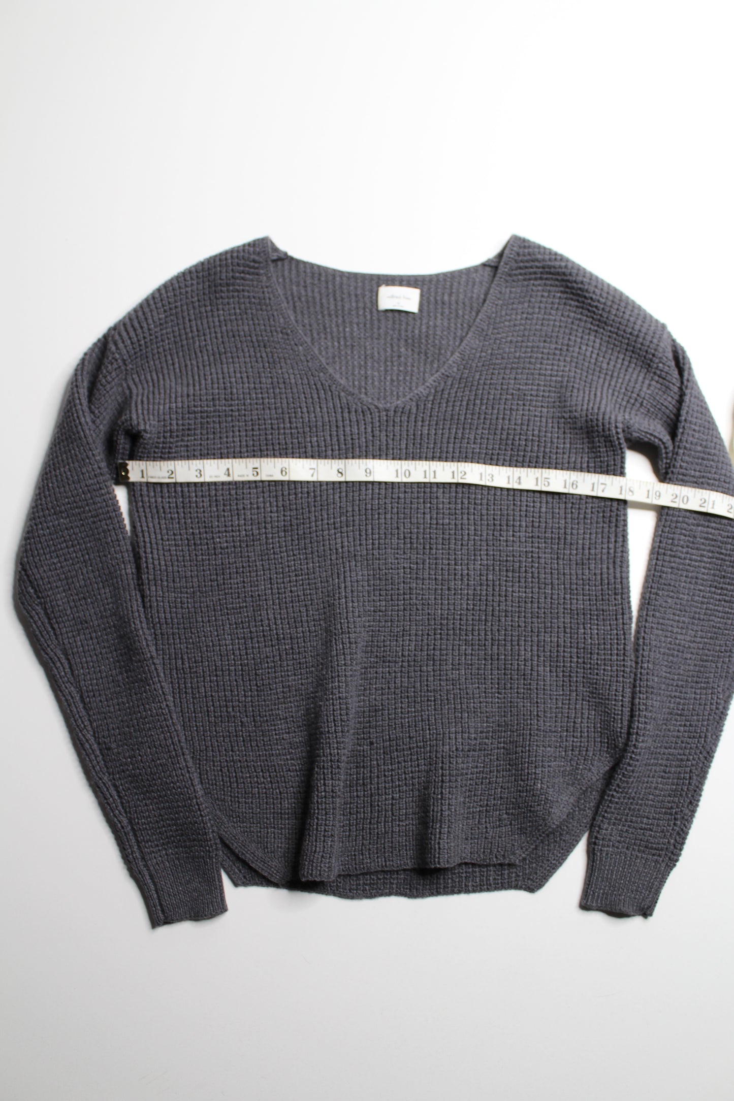 Aritzia Wilfred Free dark grey v neck knitted sweater, size xs