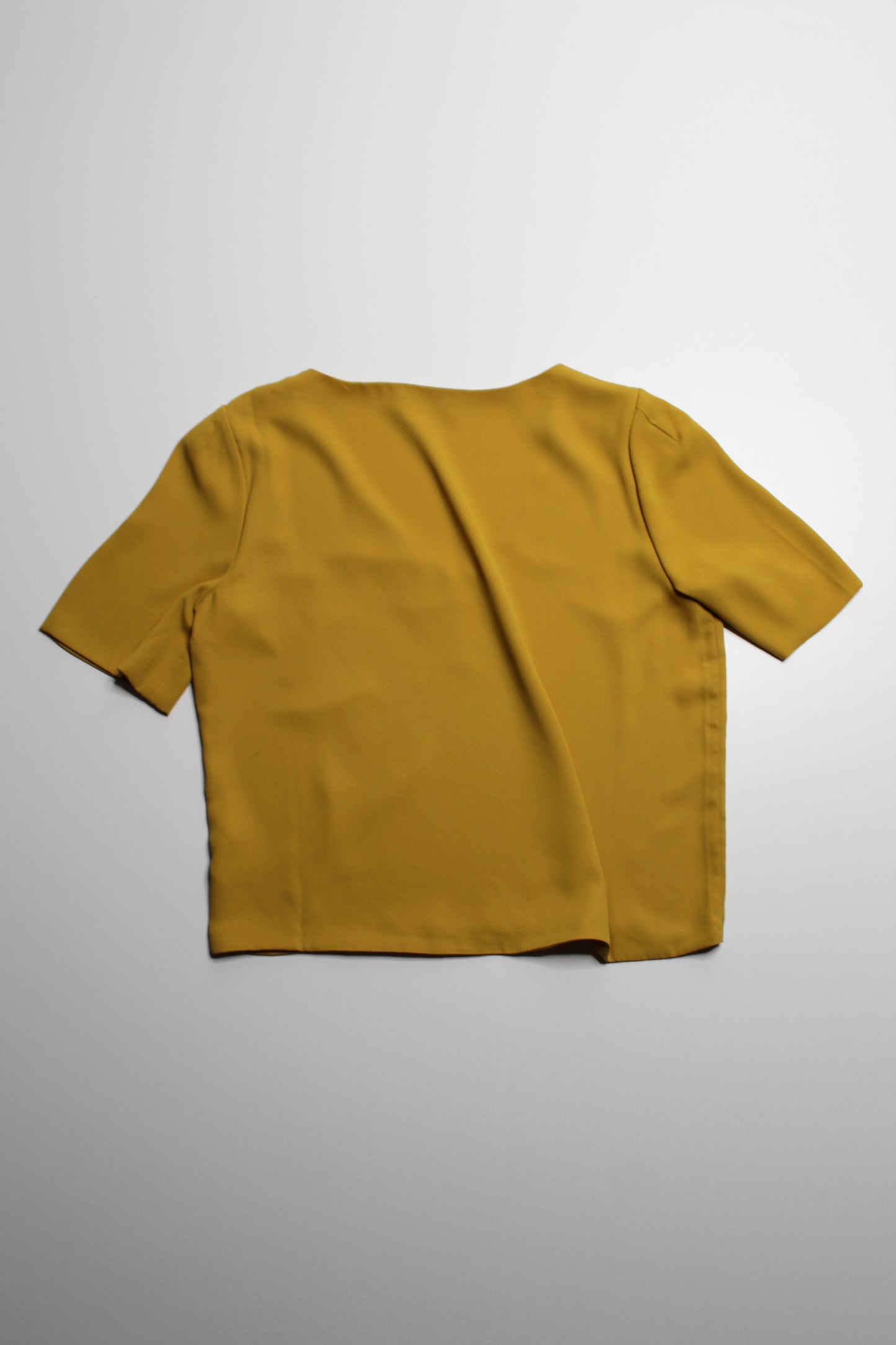 Aritzia Babaton yellow ‘randy’ short sleeve blouse, size small