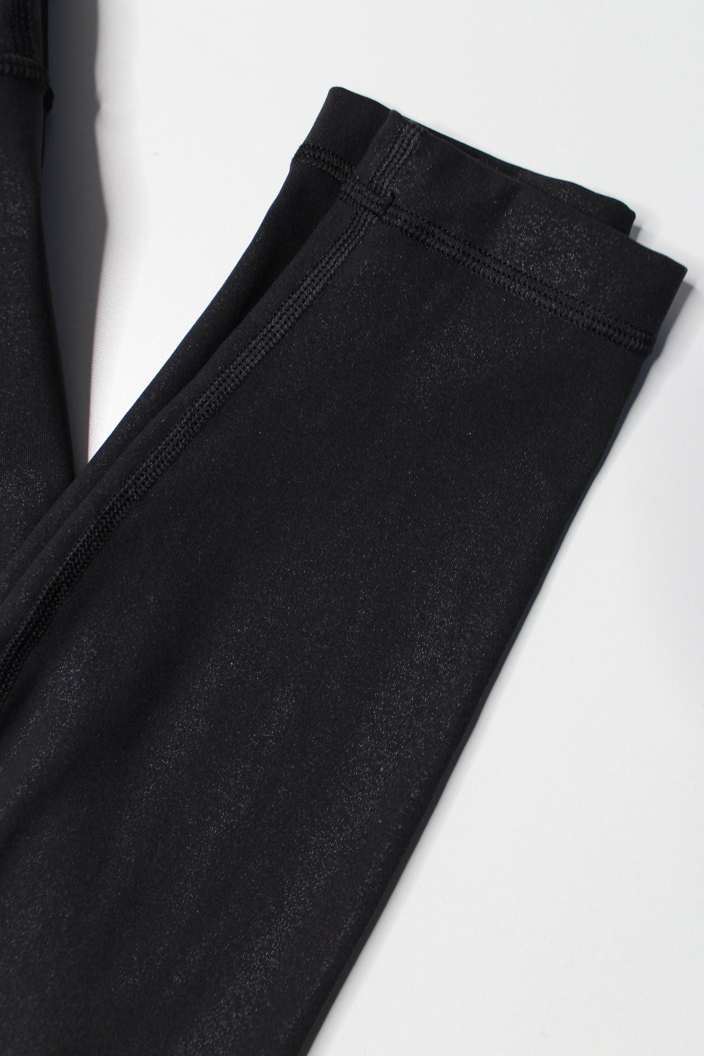 Lululemon matte black foil ‘wunder under’ high-rise legging, size 4 (28”) *full on luxtreme (sale: was $50)
