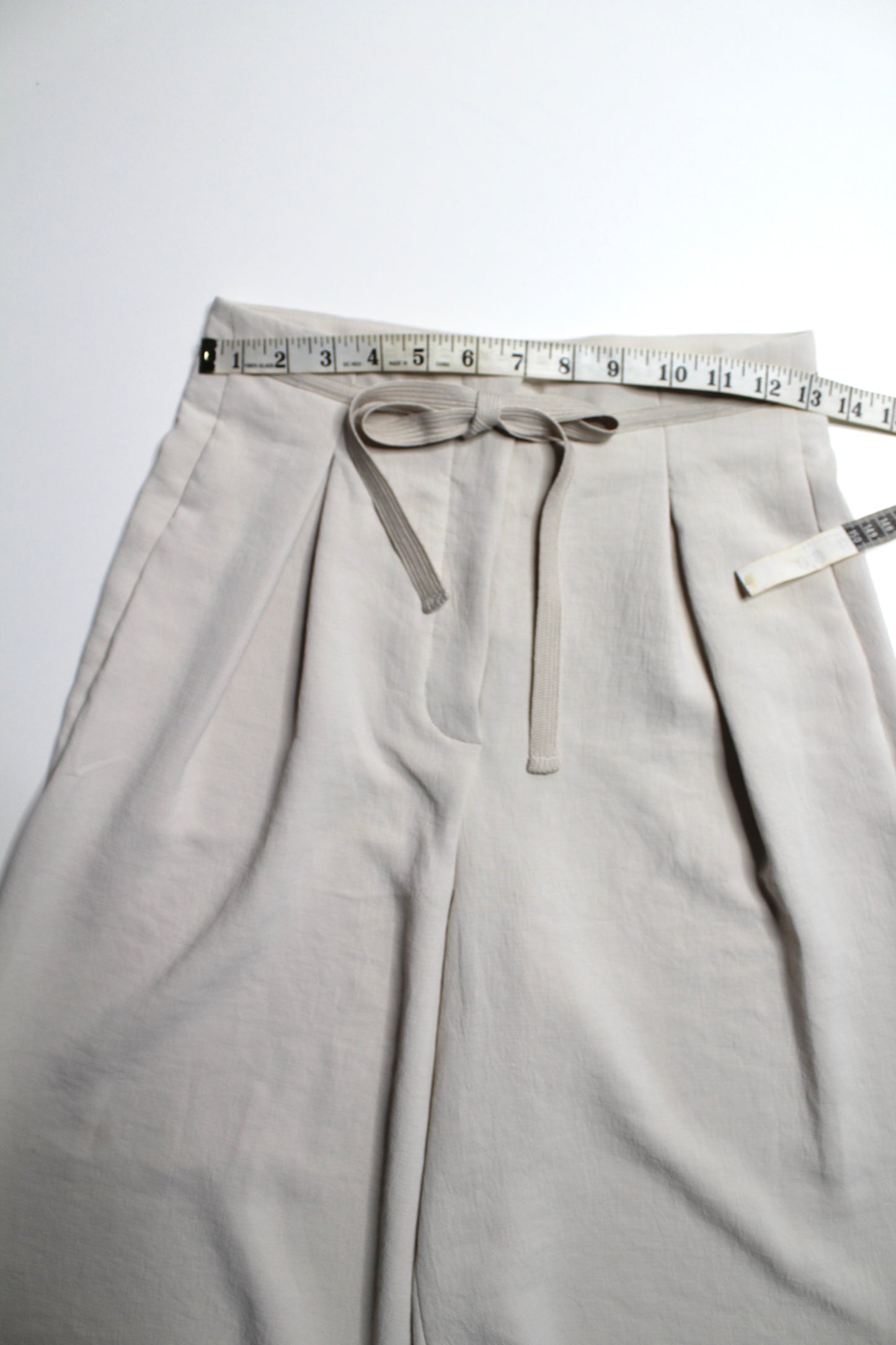 Aritzia Wilfred beige wide leg pleated cropped pant, size 6 (26”) (size small)
