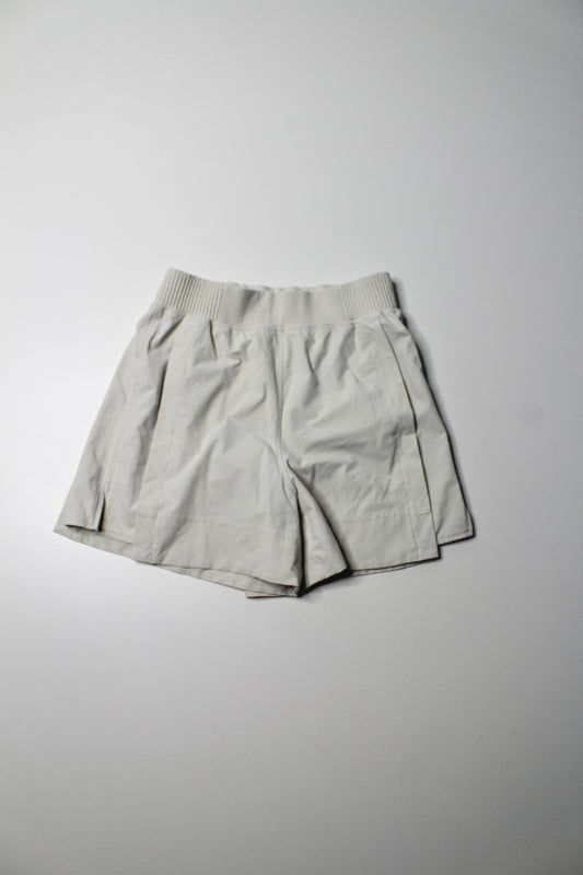 Lululemon bone ‘stretch woven relaxed-fit high-rise’ short, size xs (4")