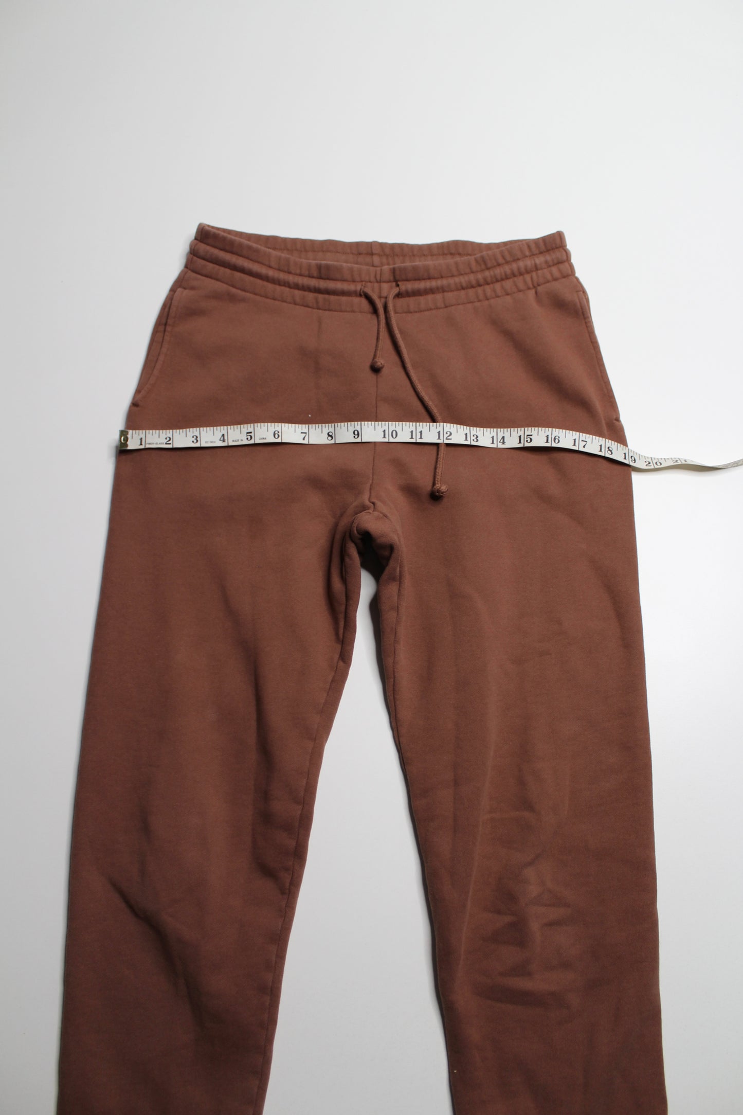 Aritzia TNA ‘perfect’ terra cotta brown joggers, size medium