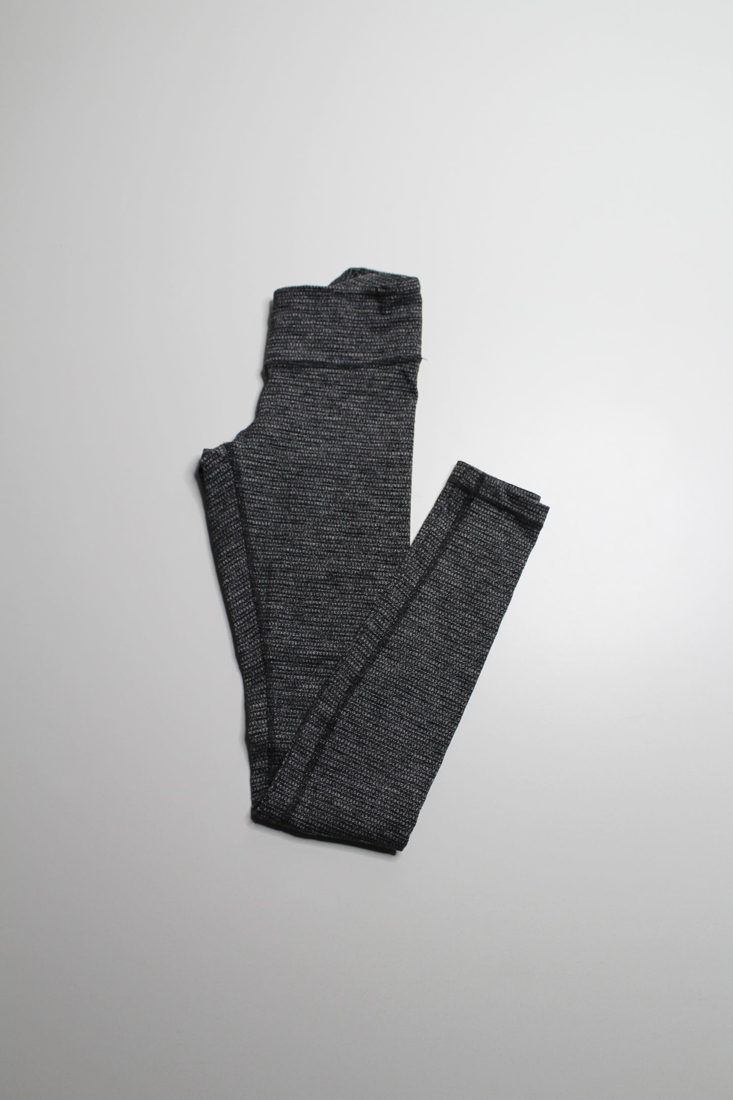 Lululemon variegated knit heathered black ‘wunder under’ leggings, size 4 (30”)