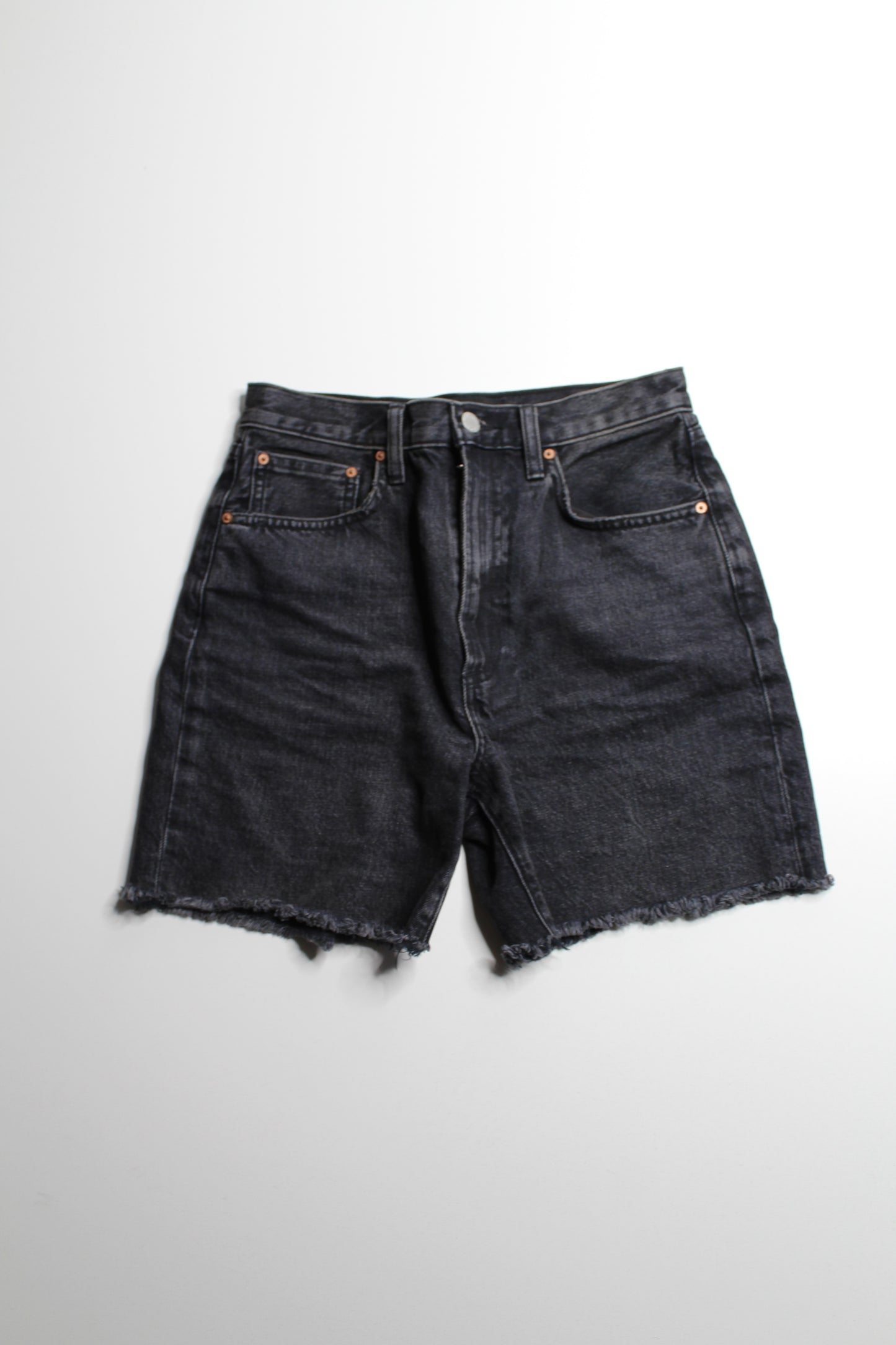 Aritzia Denim Forum black ‘boyfriend loose mid thigh’ jean shorts, size 26