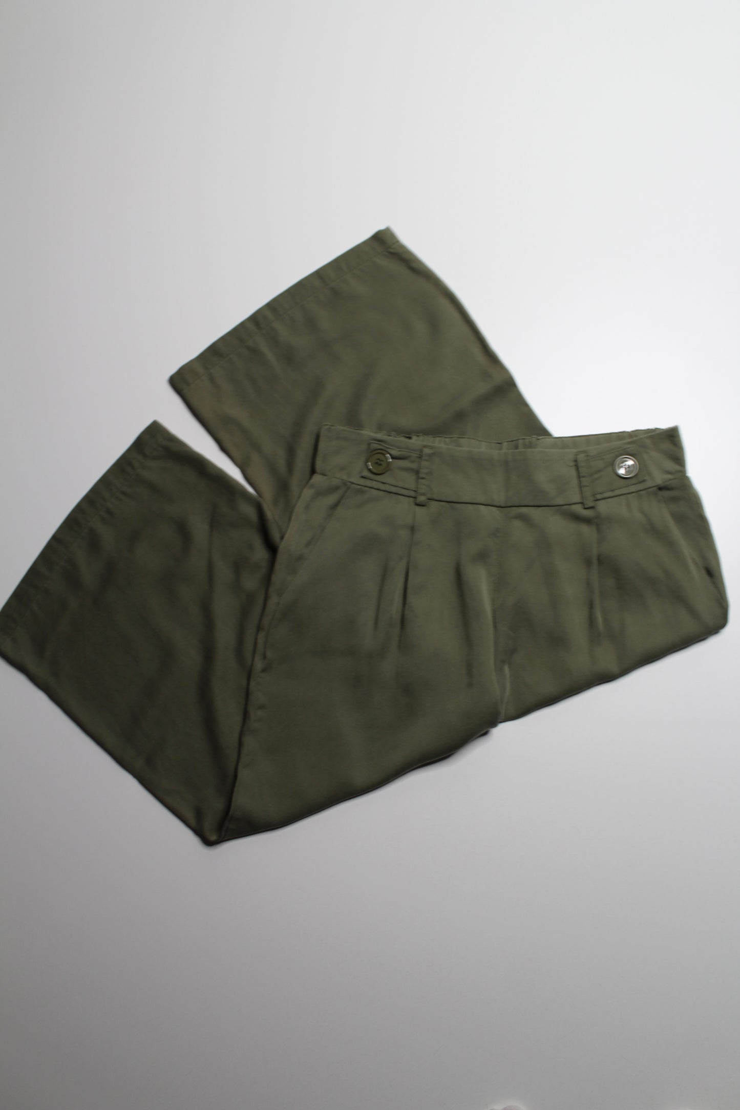 Press sage green tencel wide leg pull on cropped pant, size large