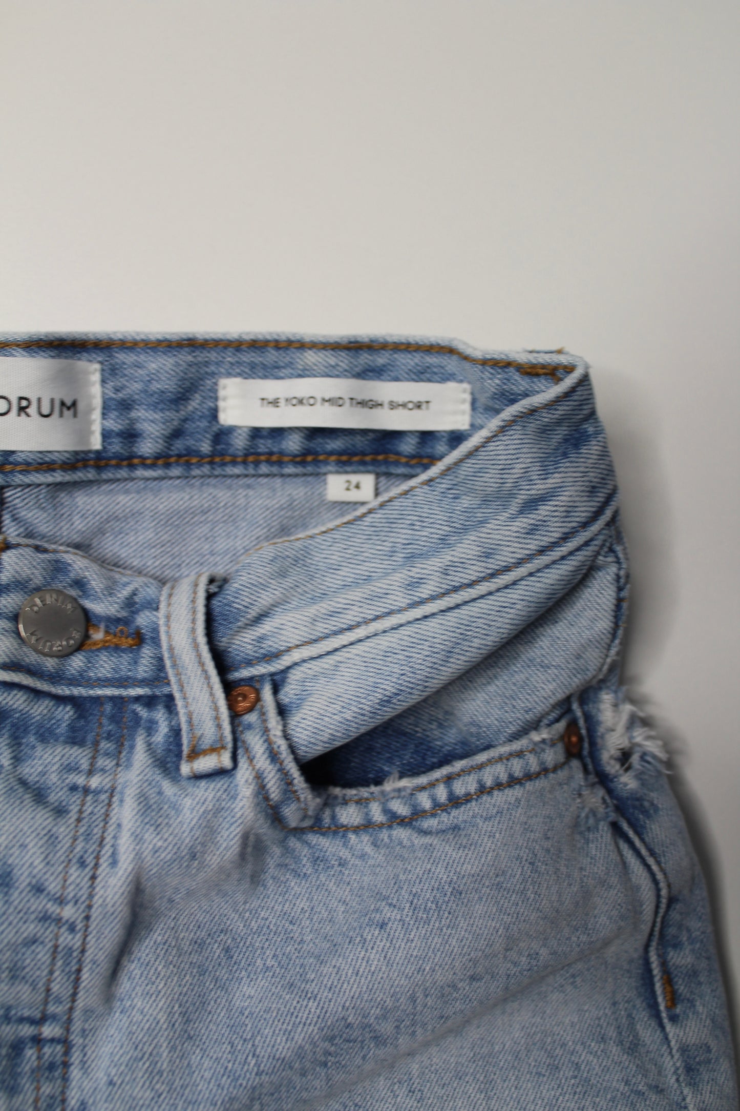 Aritzia Denim Forum ‘yoko mid thigh’ jean shorts, size 24