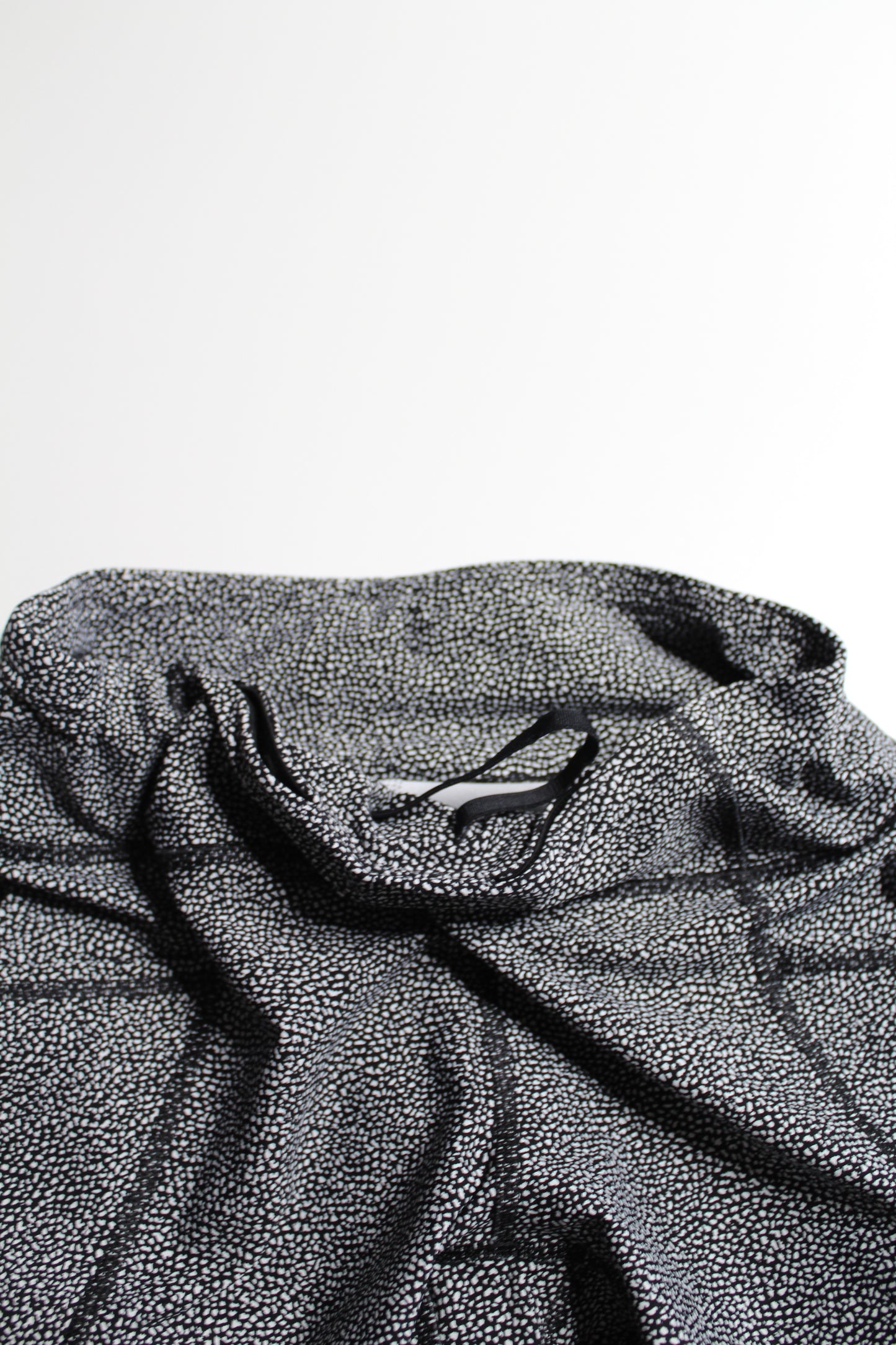 Lululemon chakra print alpine white black ‘tight stuff’ tights size 8 *full on luxtreme