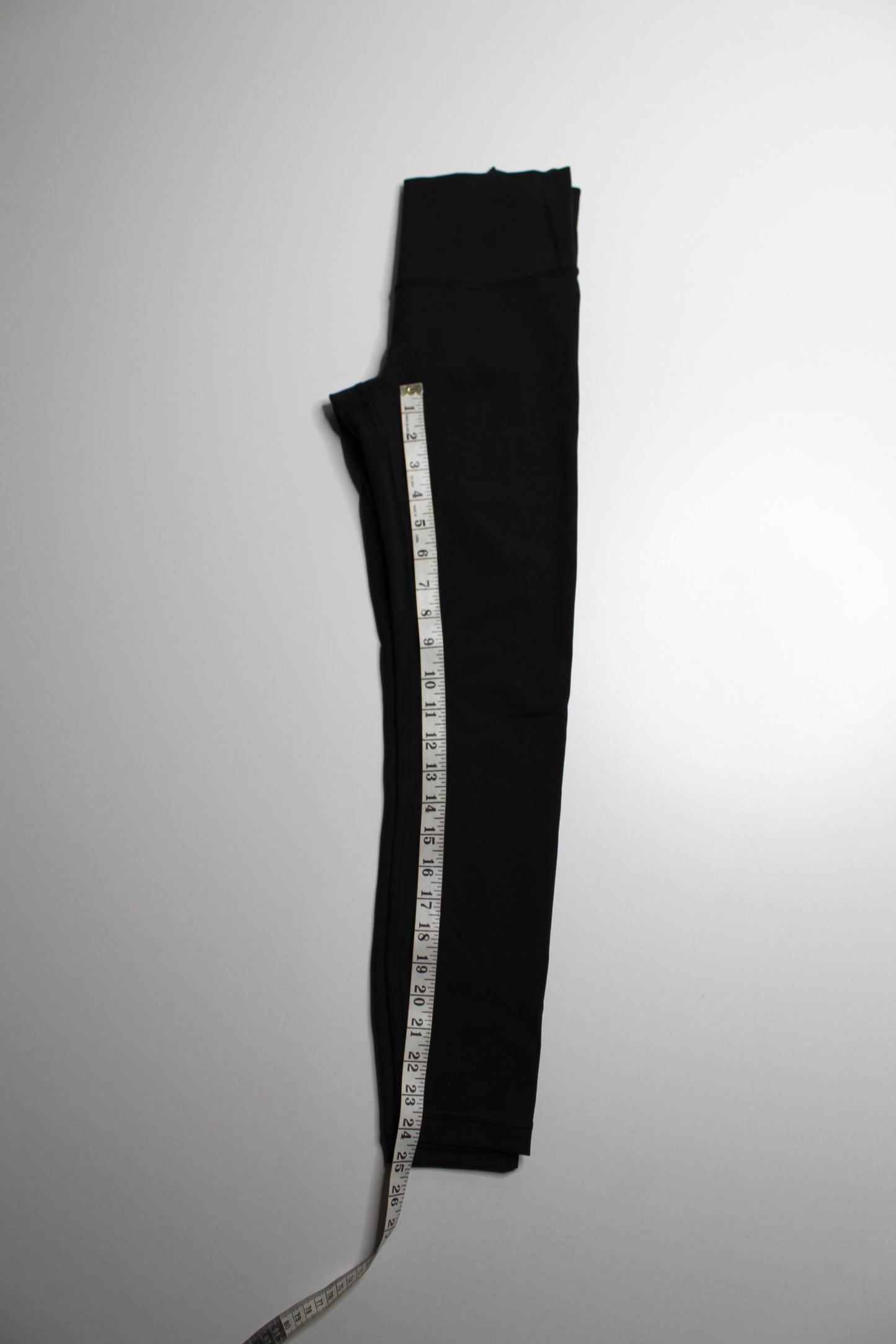 Lululemon black hi-rise ‘wunder under’ leggings, size 4 (25”) *full on luxtreme