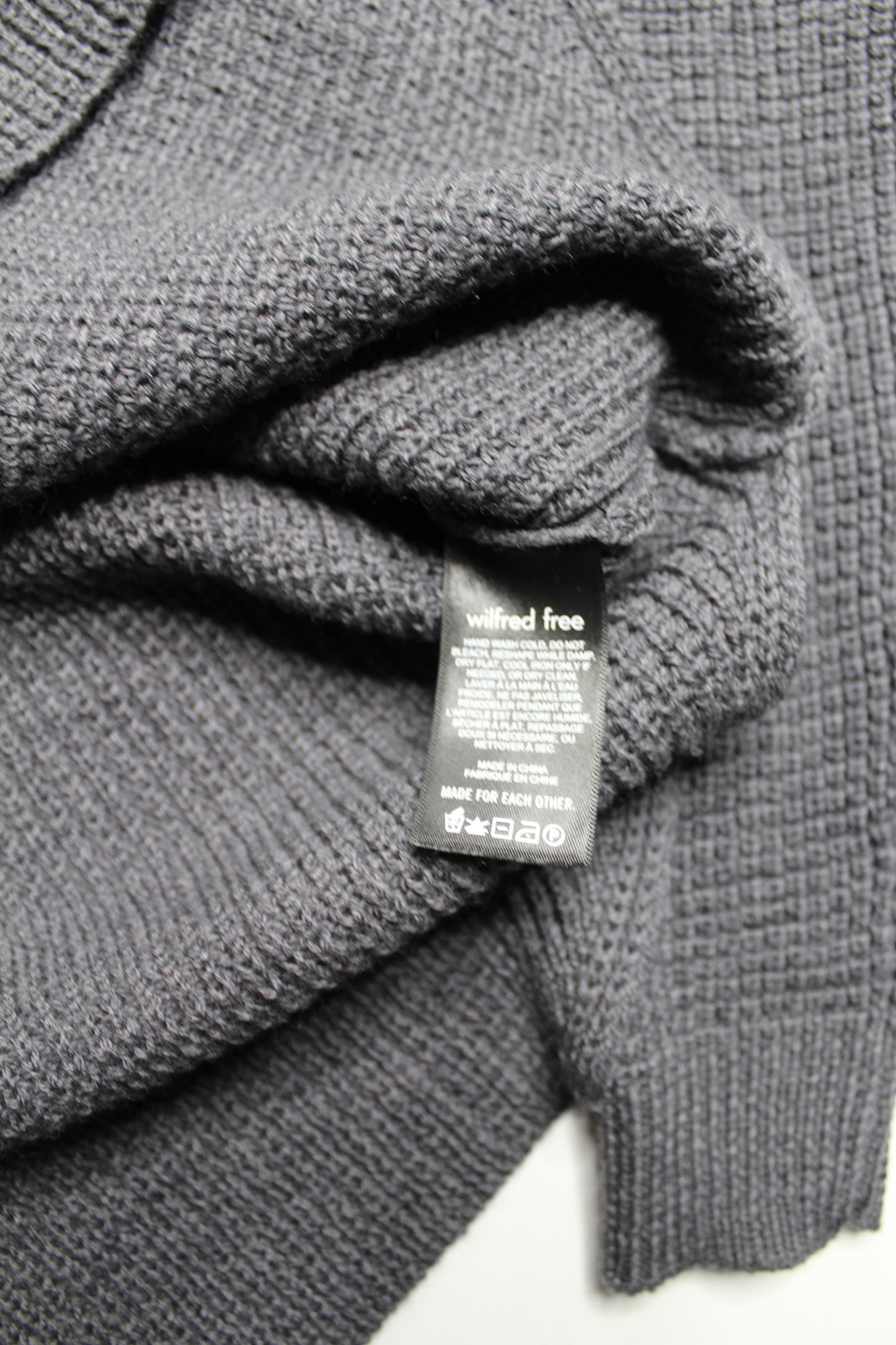 Aritzia Wilfred Free dark grey v neck knitted sweater, size xs