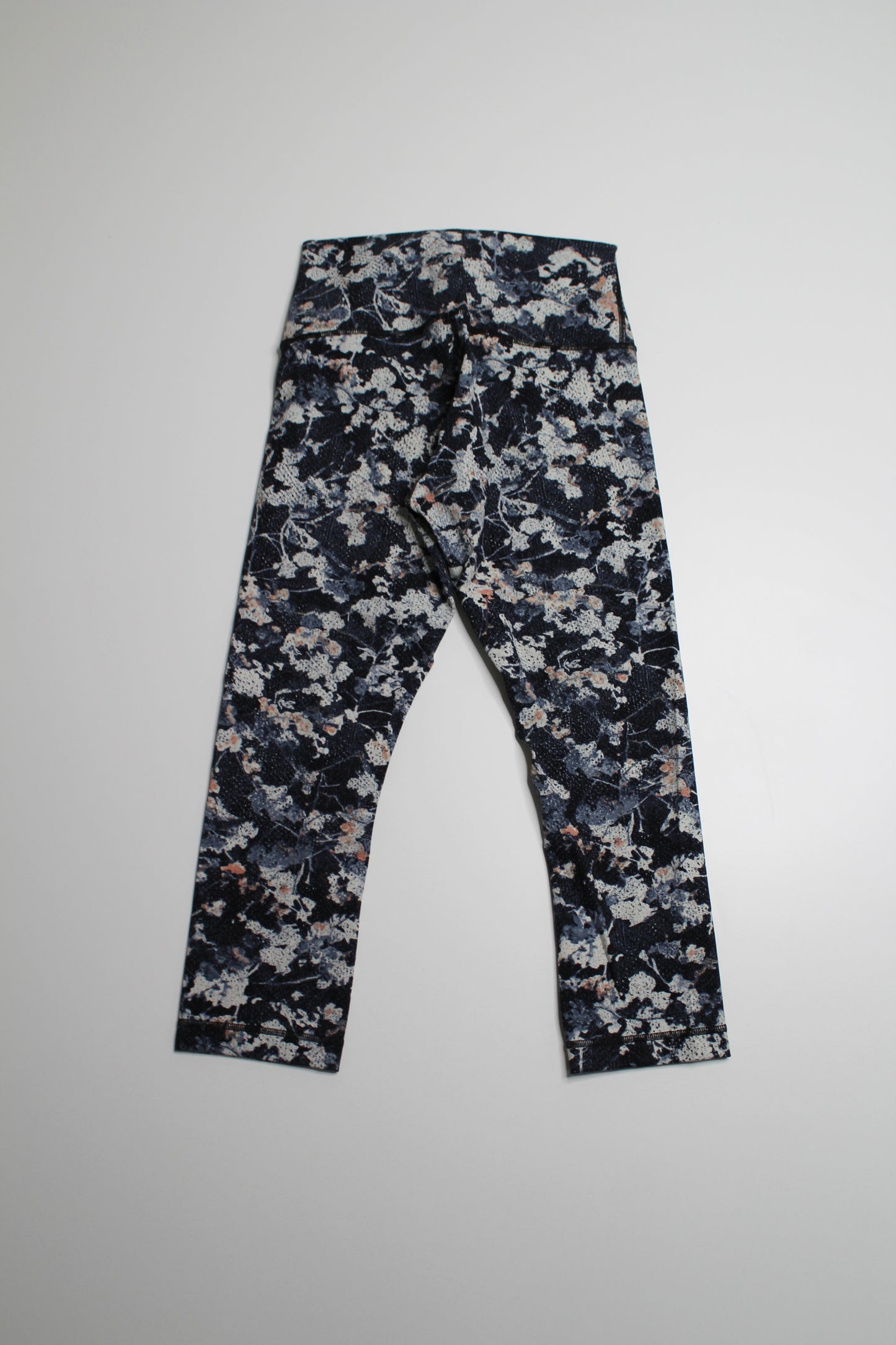 Lululemon spring bloom multi wunder under crop legging, size 6 (21”)  crop, size 6 (21”)